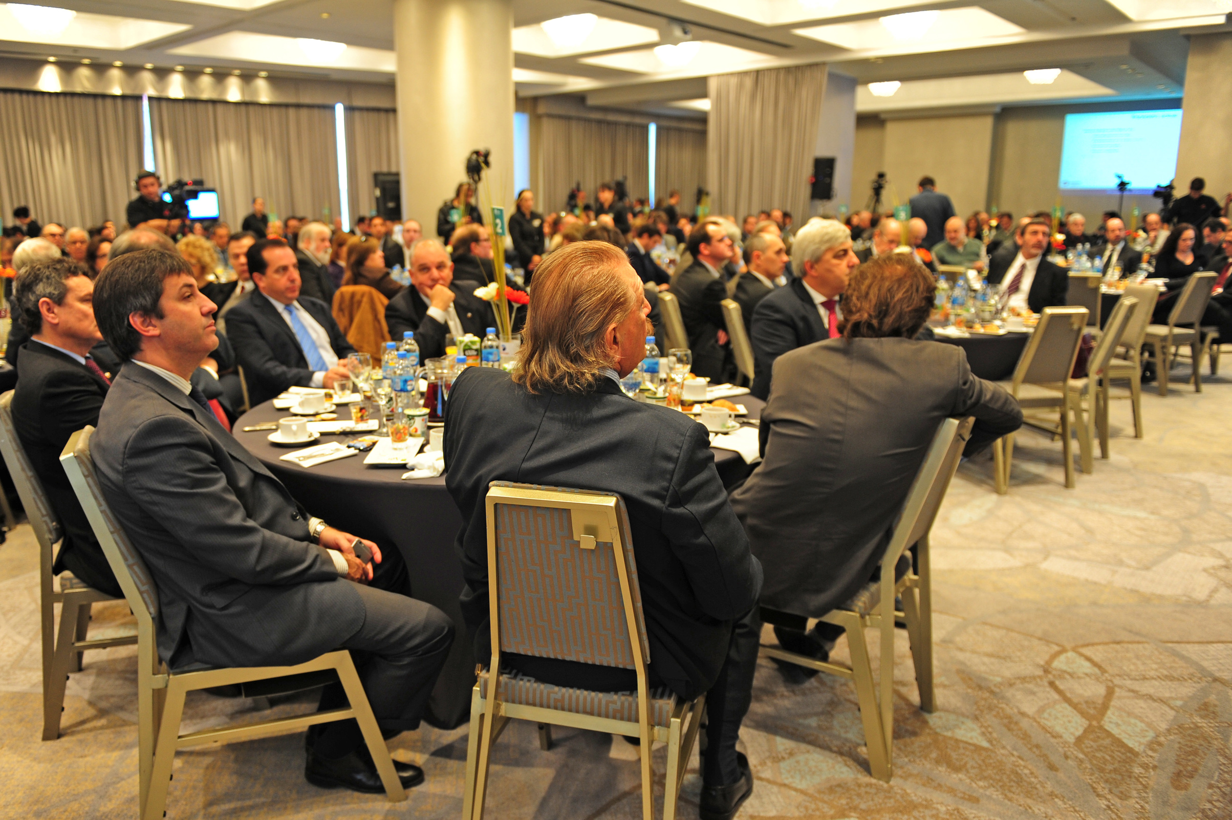 Autoridades y asistentes al evento