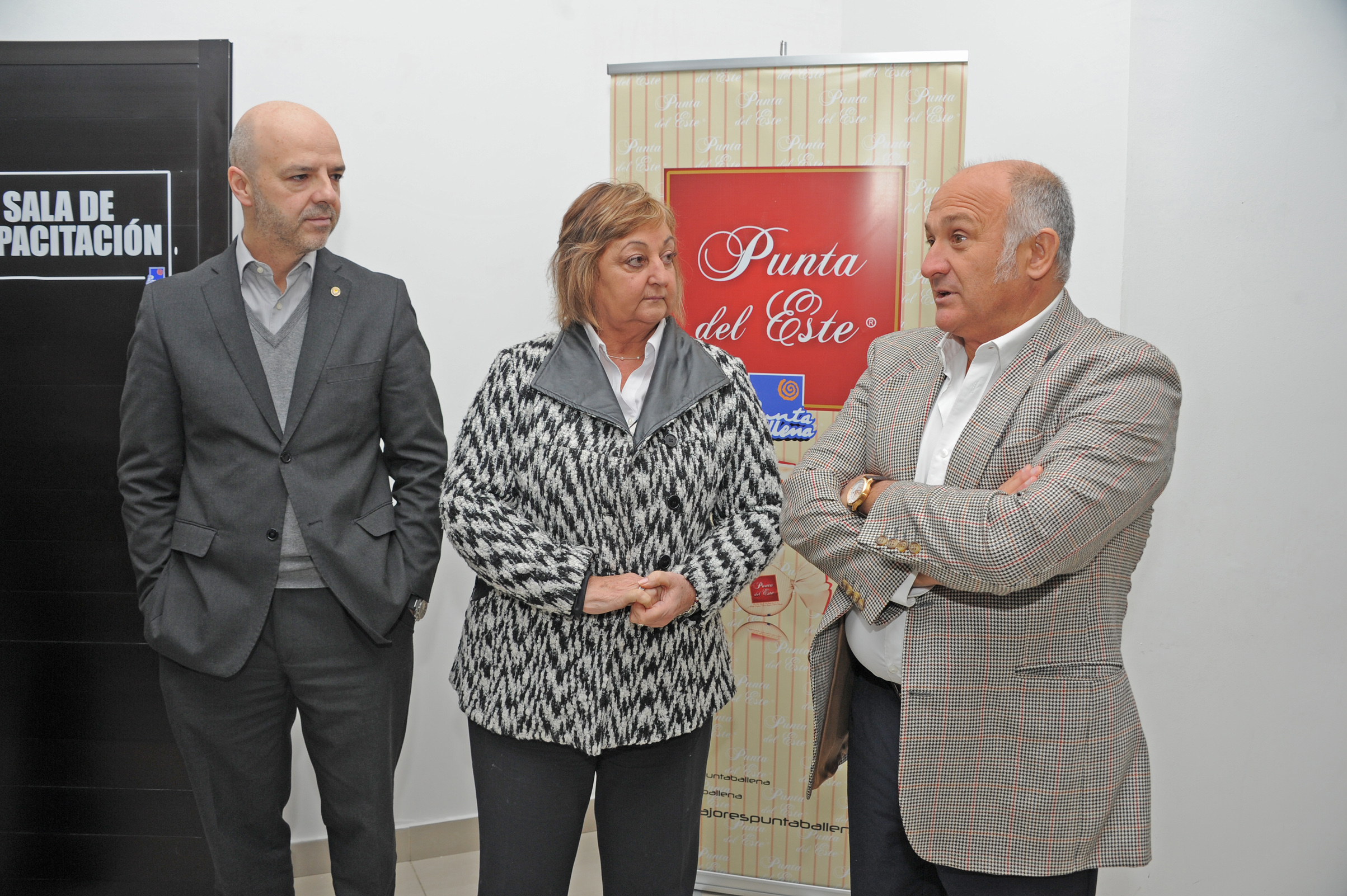Director Ejecutivo de Uruguay XXI, Antonio Carámbula y ministra de Turismo, Liliam Kechichian, junto a representante de la empresa Punta Ballena