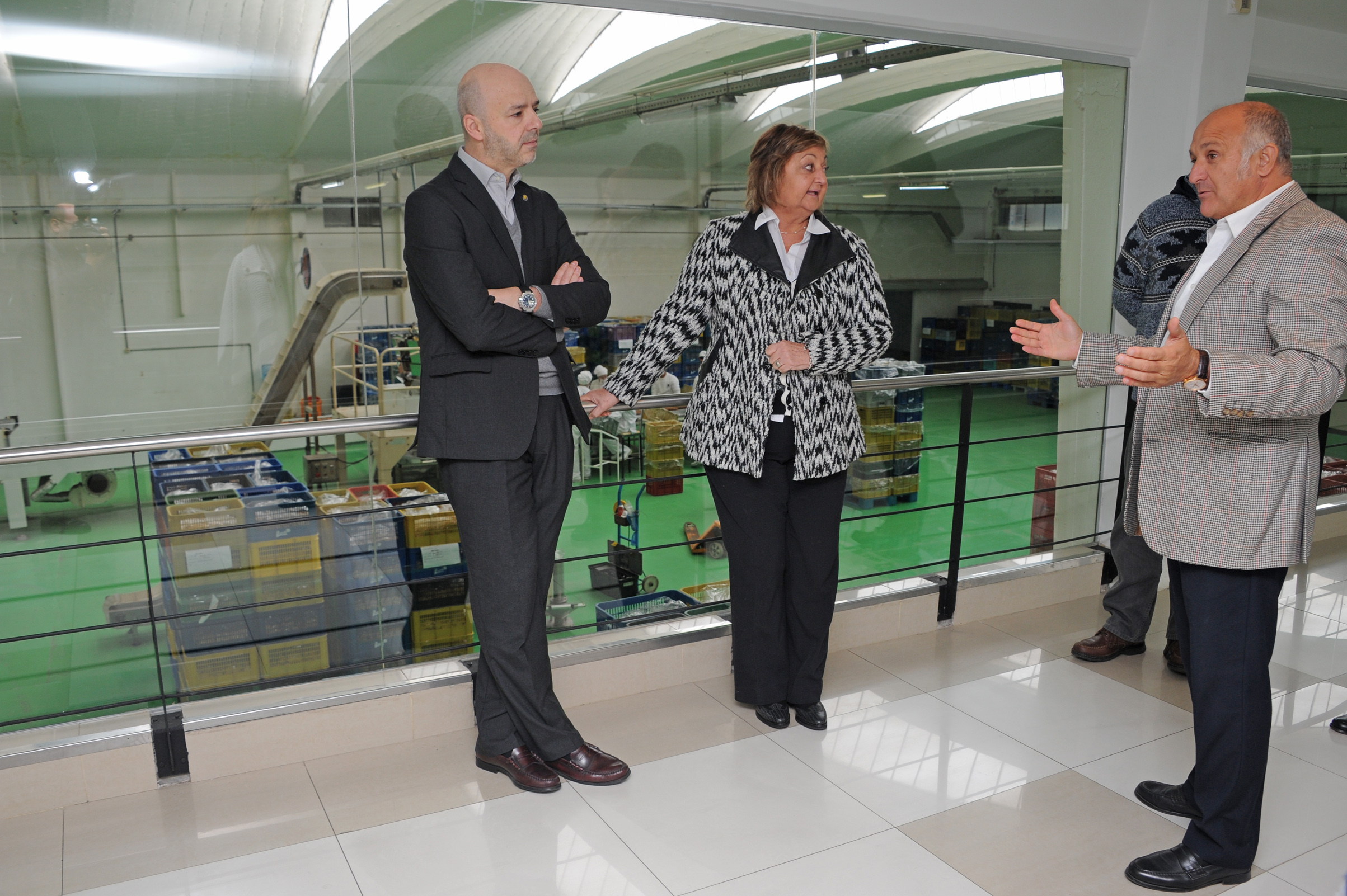 Director Ejecutivo de Uruguay XXI, Antonio Carámbula y ministra de Turismo, Liliam Kechichian, junto a representante de la empresa Punta Ballena