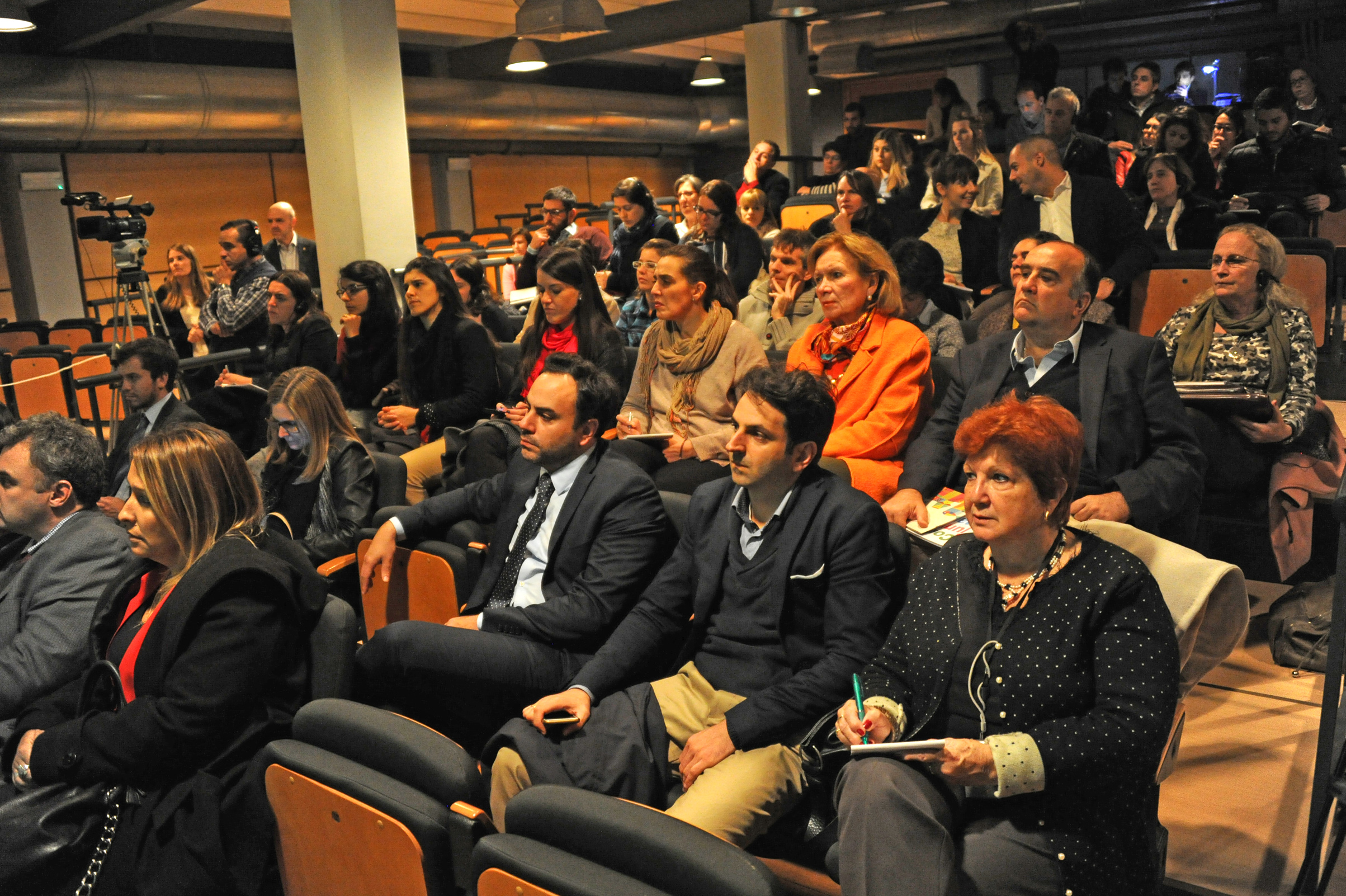 Asistentes a la conferencia de Jeremy Hildreth, especialista inglés en Nation Branding