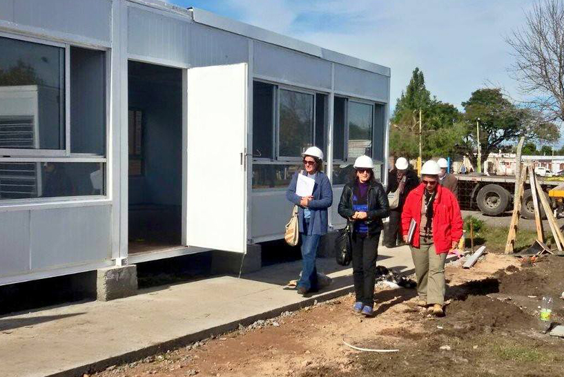 Arquitectos responsables de la obra recorriendo el lugar donde se instalaron las aulas