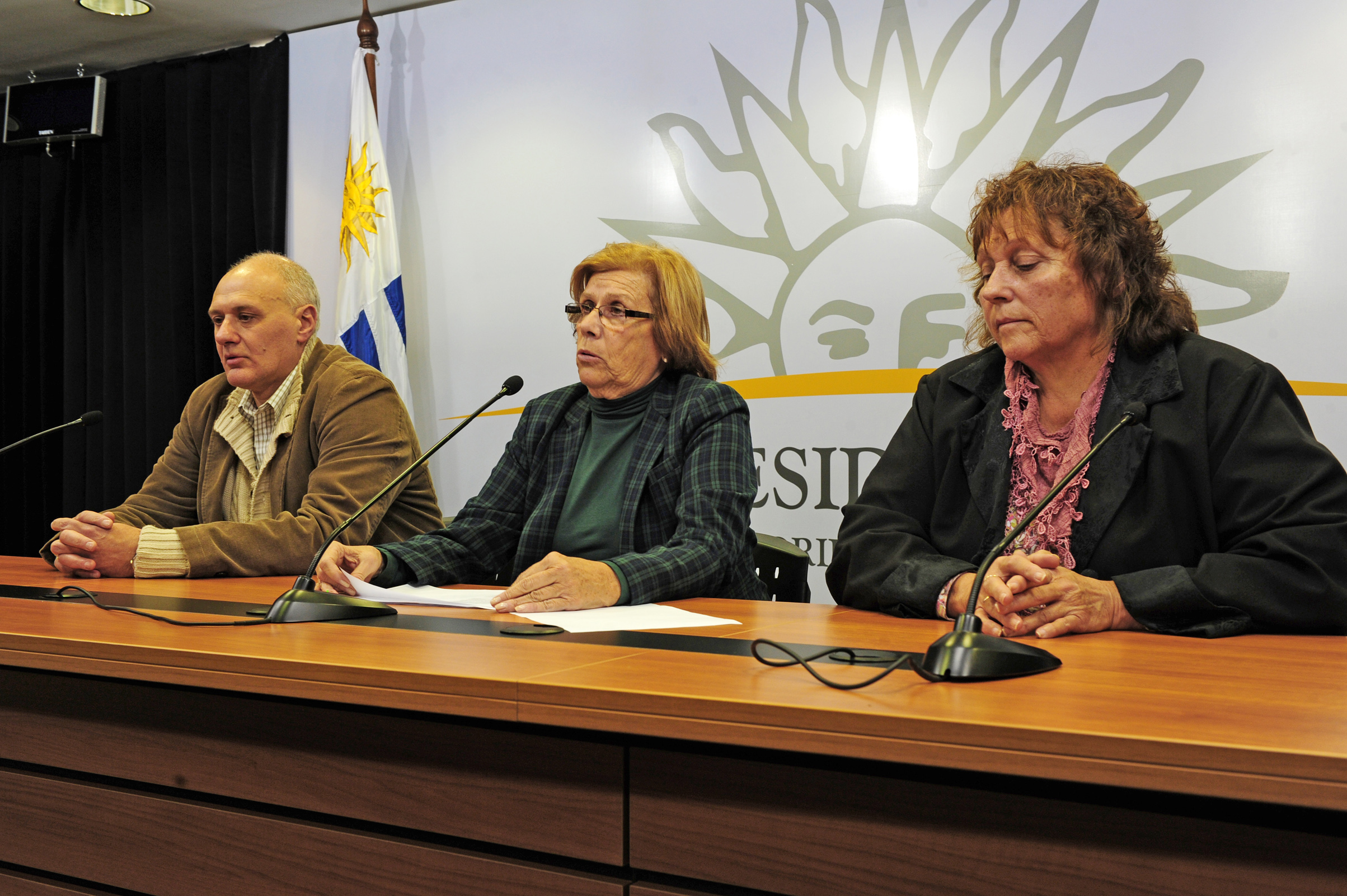 Daniela Payssé, haciendo uso de la palabra, junto a representación del Frente Amplio, integrada por Daniel Marsiglia y Orquídea Minetti