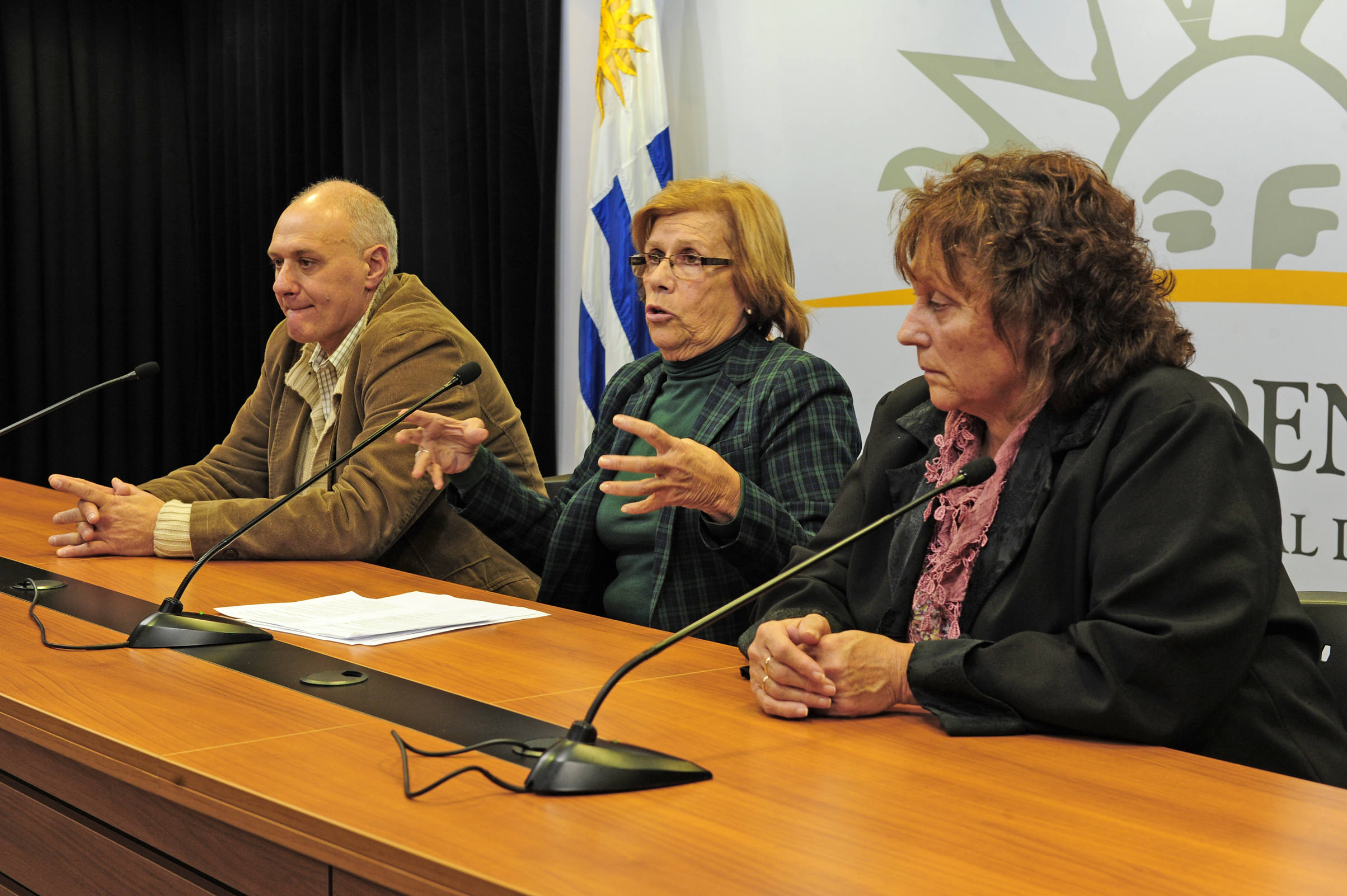Daniela Payssé, haciendo uso de la palabra, junto a representación del Frente Amplio, integrada por Daniel Marsiglia y Orquídea Minetti