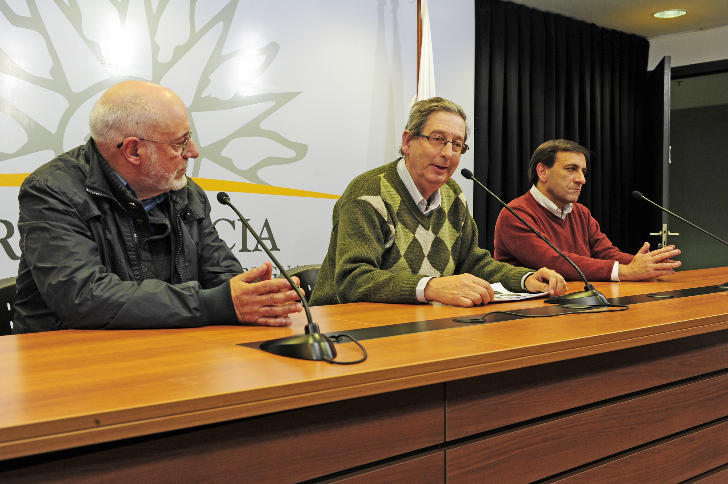 Enrique Rubio, haciendo uso de la palabra, junto a Gonzalo Abella y Gustavo López, en representación de Unidad Popular