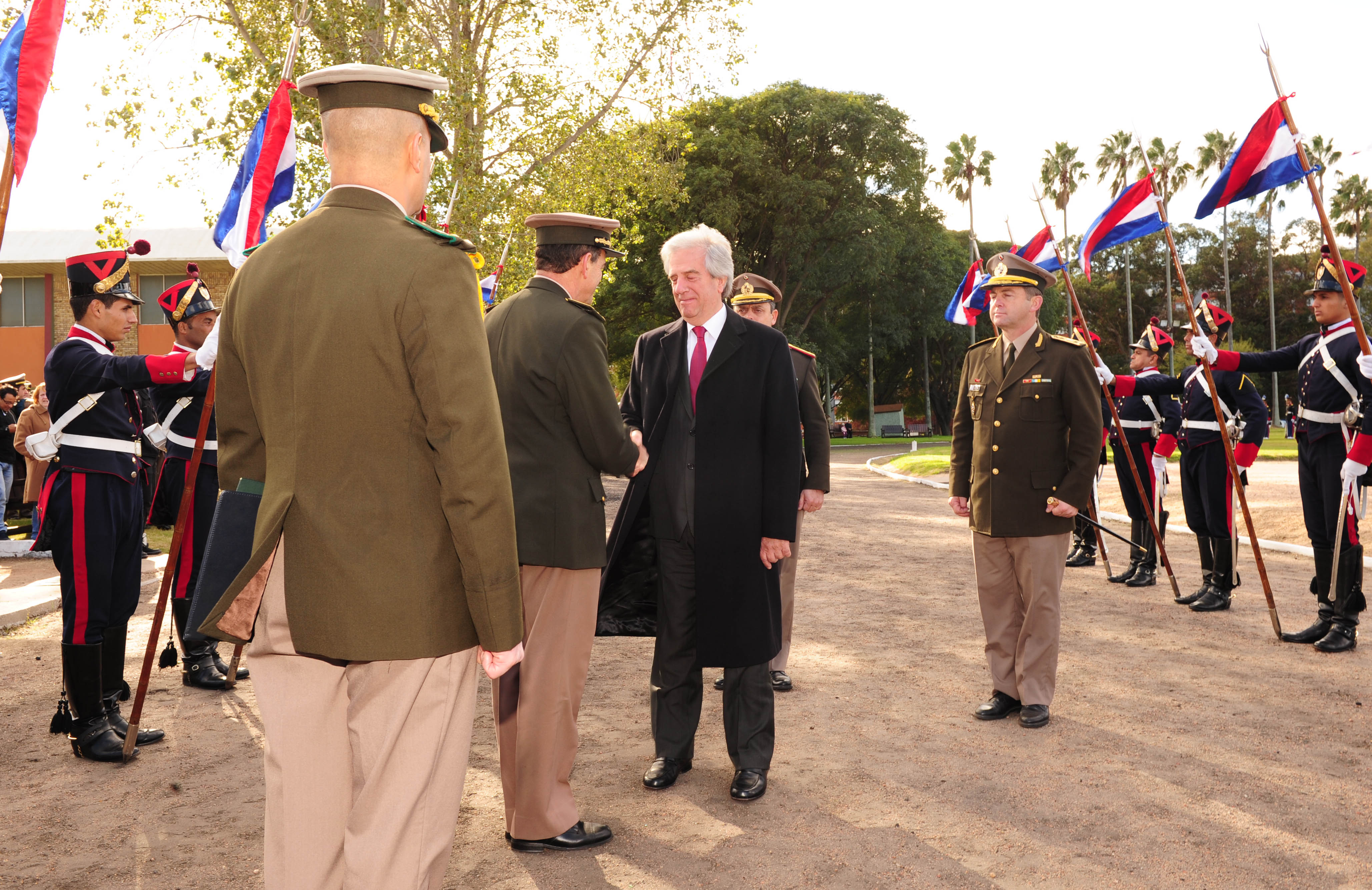 Vázquez es recibido por el comandante en jefe del Ejército, Guido Manini Ríos