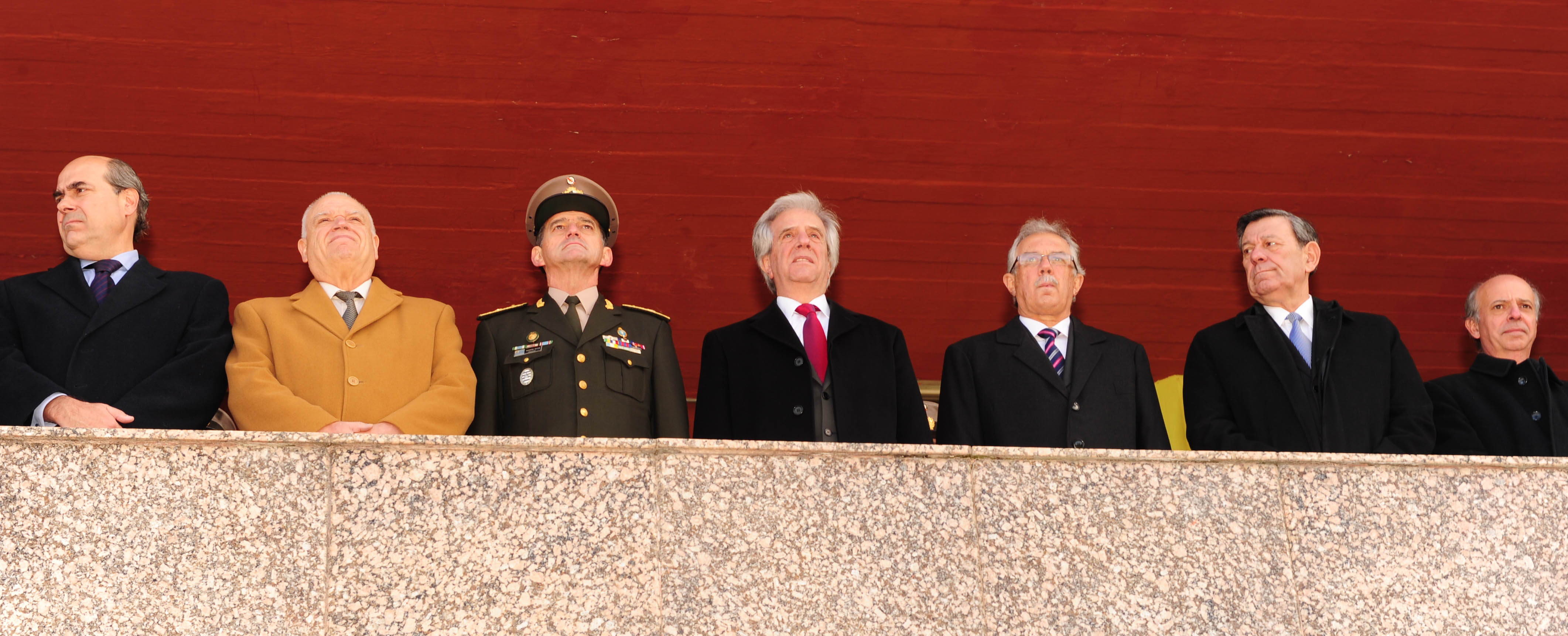 Vázquez, acompañado por otras autoridades de Gobierno y el Ejército Nacional