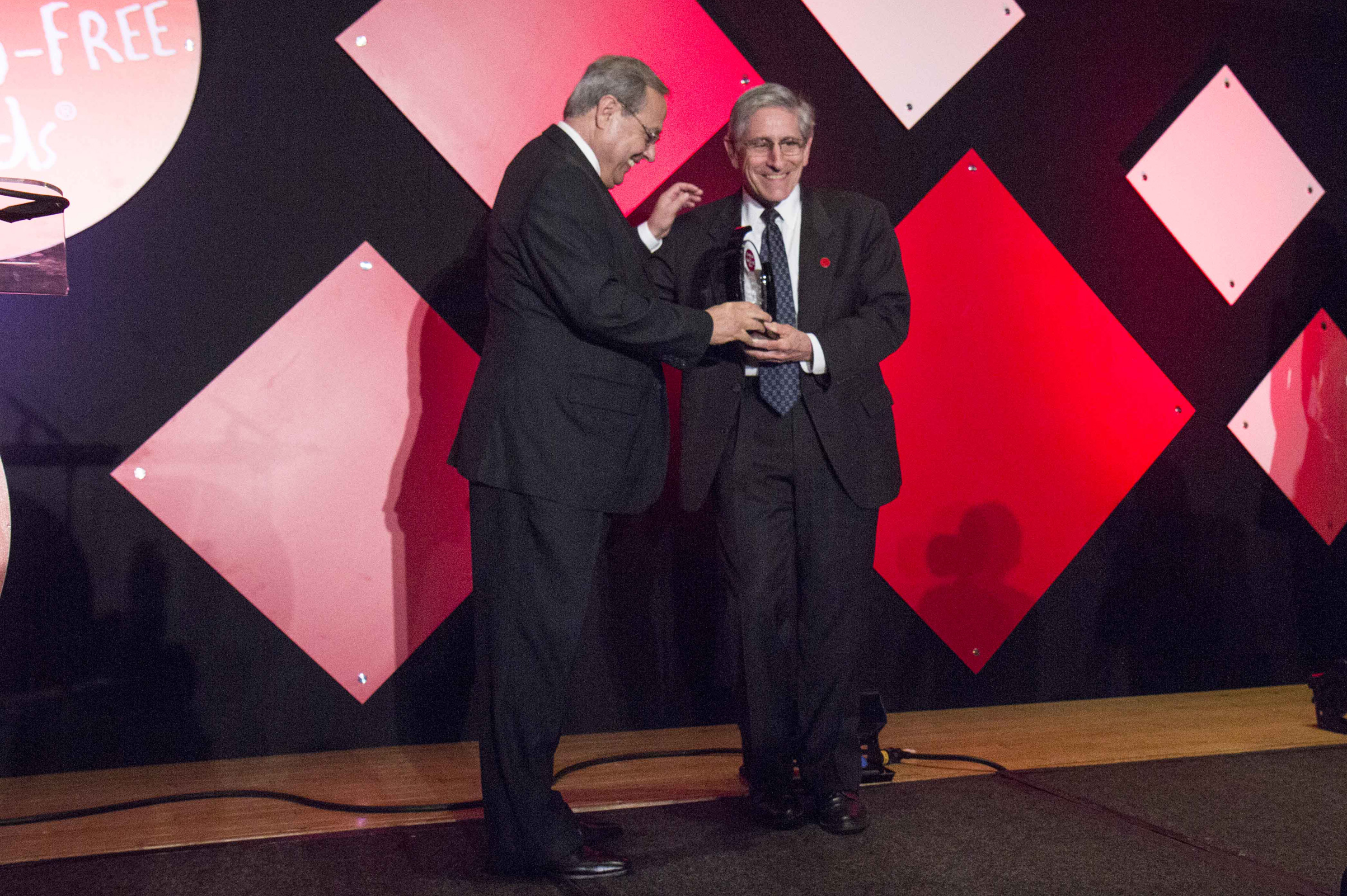 Embajador Gianelli recibe premio de organización internacional Campaign for Tobacco-Free Kids