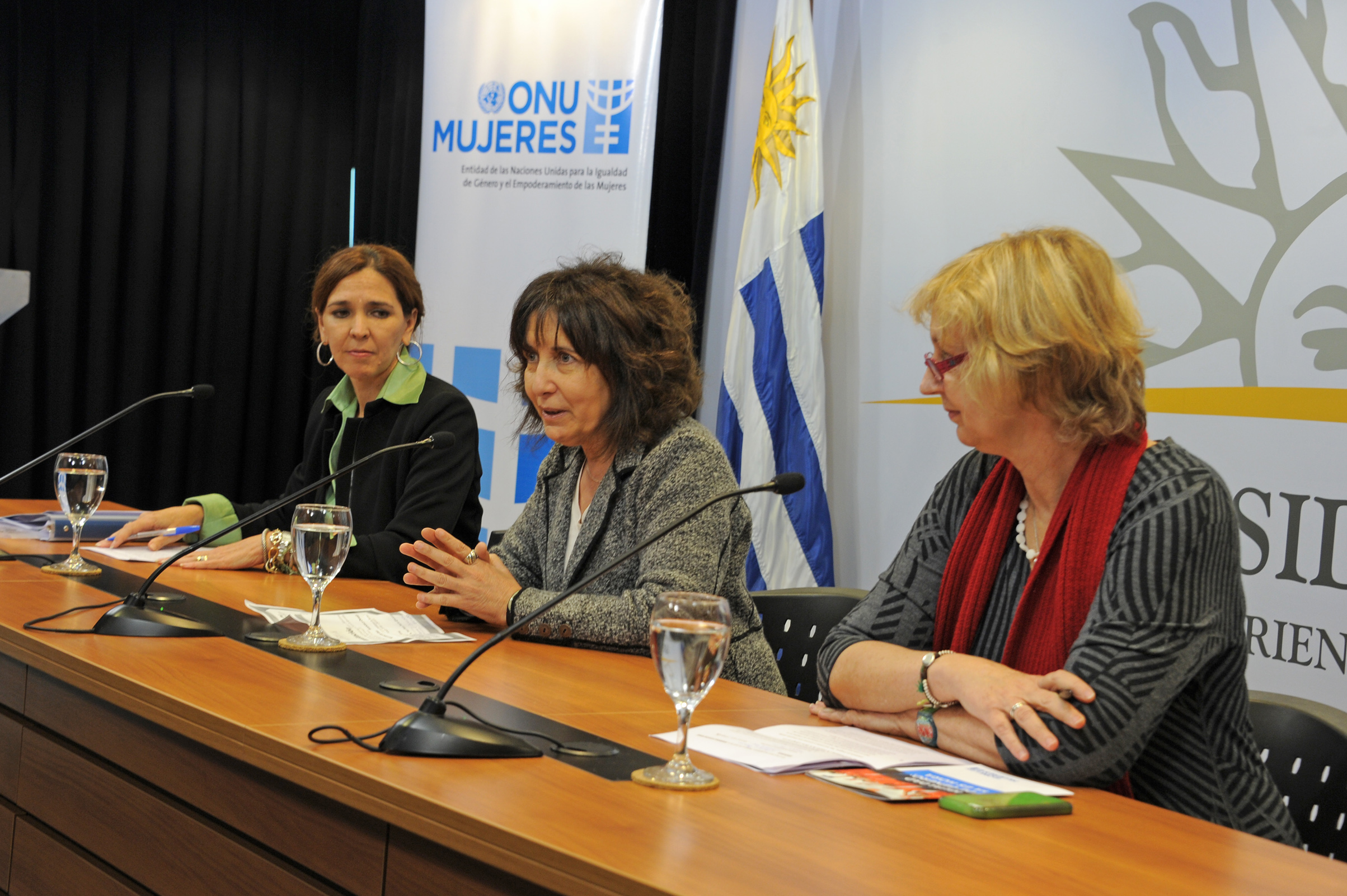 Directora de las Américas y el Caribe de ONU Mujeres, Lara Blanco; directora de INMUJERES, Mariella Mazzotti y Denisse Cook, coordinadora de ONU