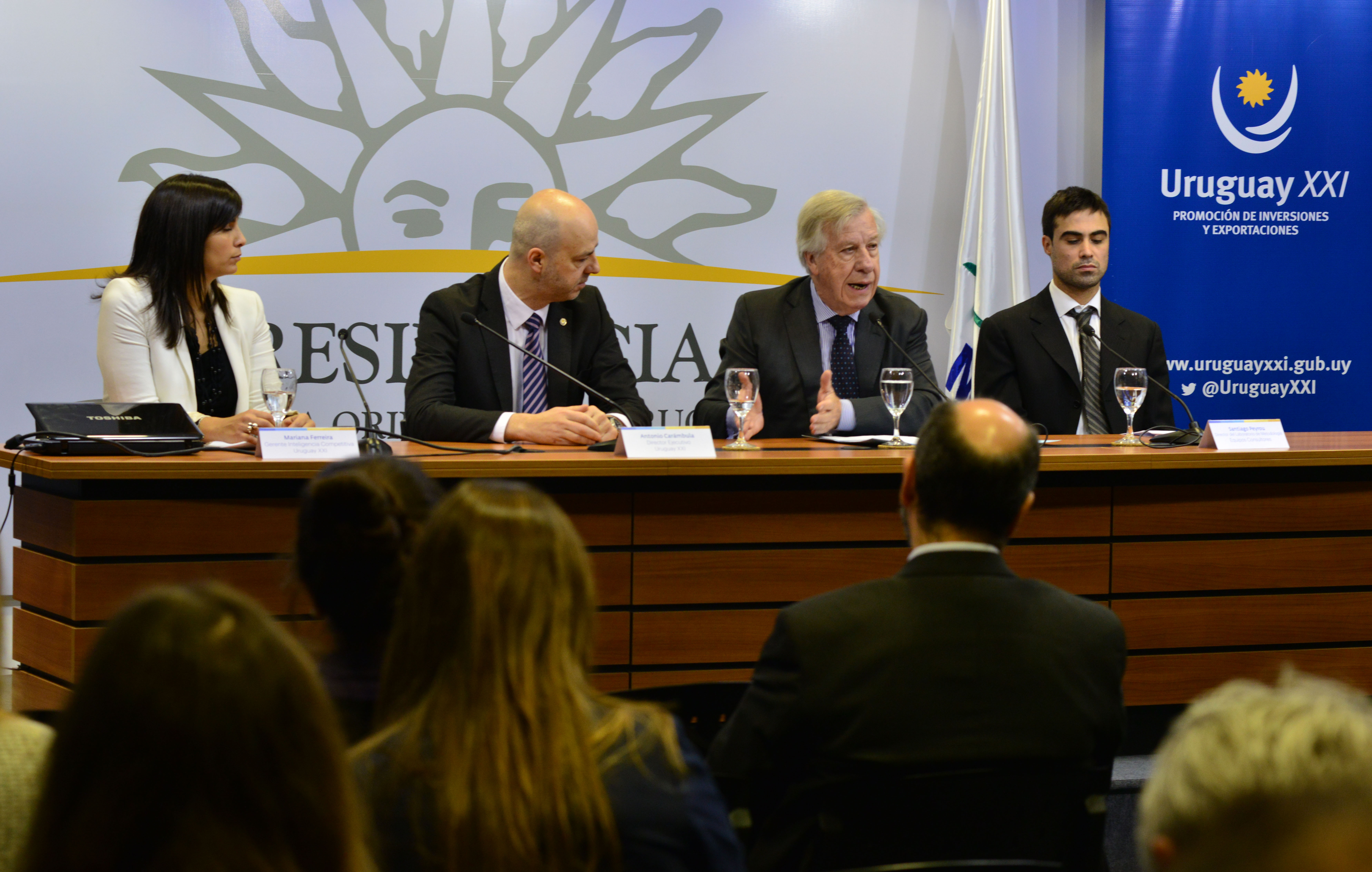 Ministro de Economía y Finanzas, Danilo Astori encabezando la presentación