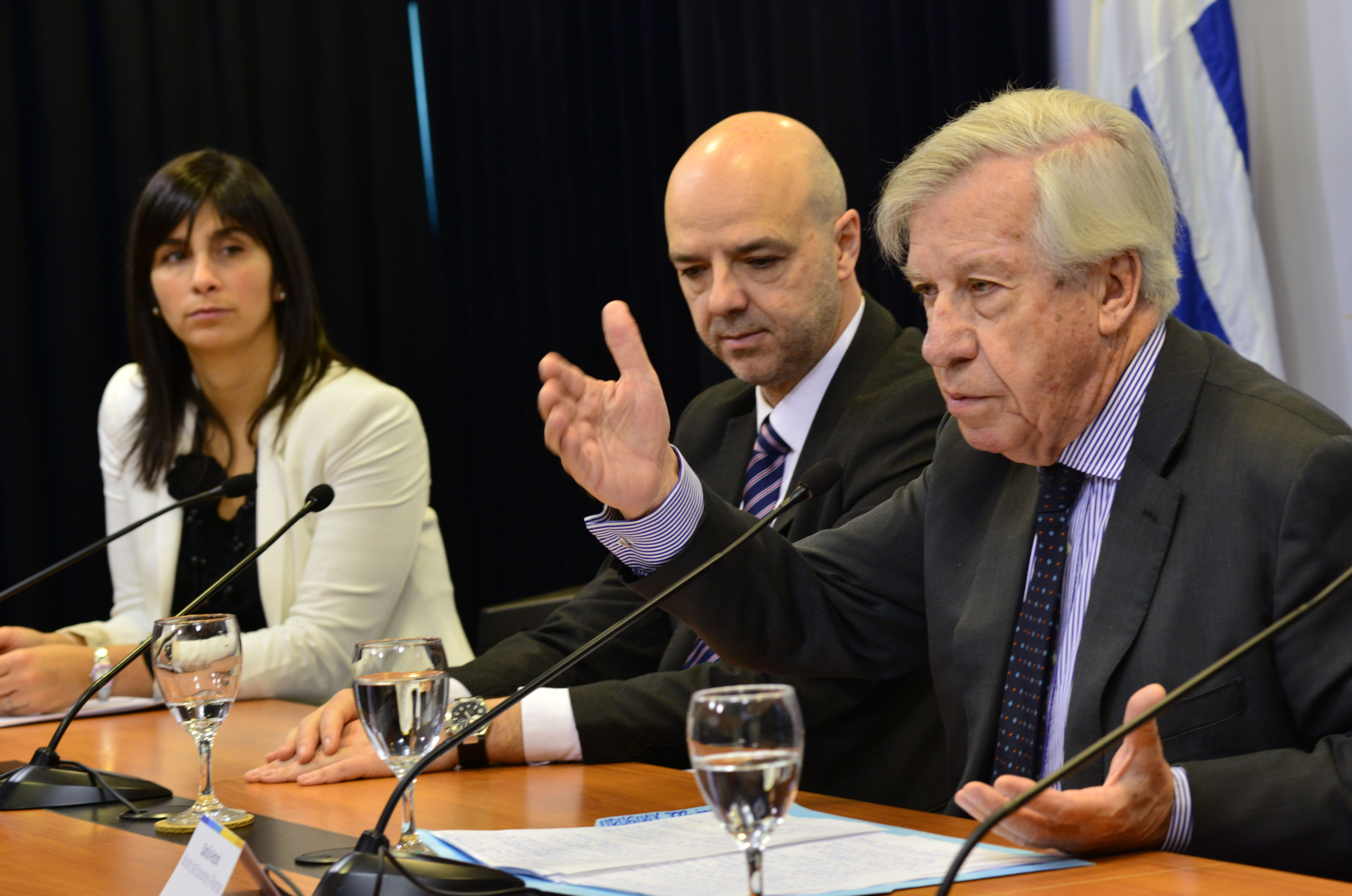 Gerenta de inteligencia competitiva y director de Uruguay XXI, Mariana Ferreira y Antonio Carámbula y el ministro de Economía Danilo Astori