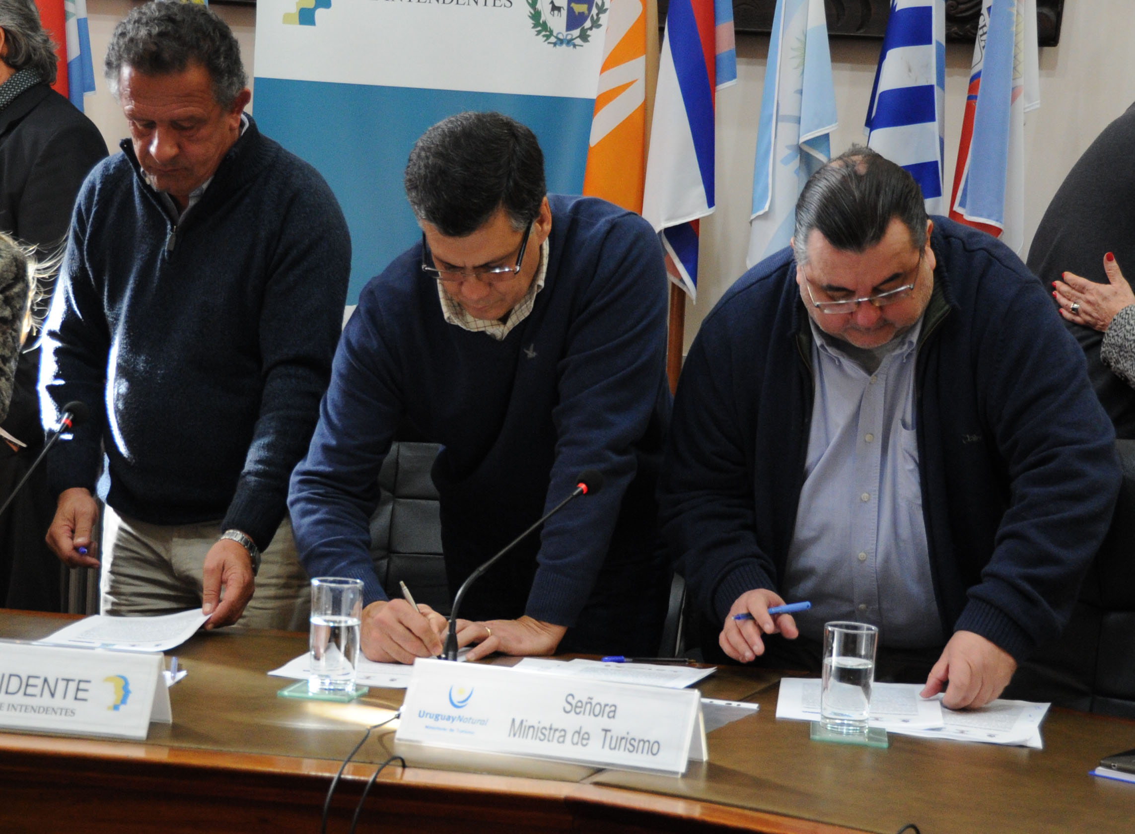 Intendentes firmando el convenio