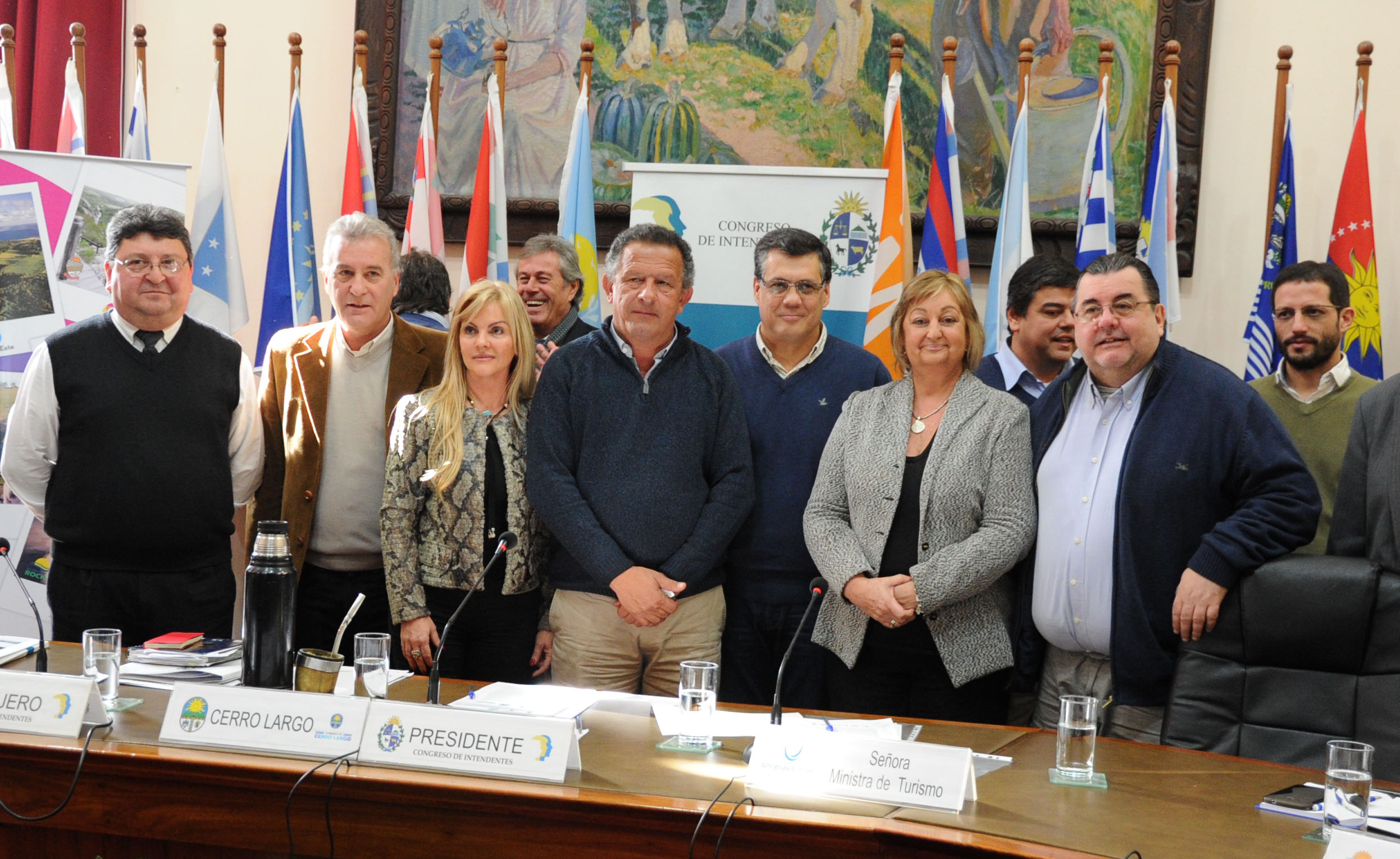 Foto de la ministra de Turismo junto a los intendentes luego de la firma del convenio