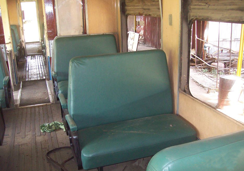 Interior de los vagones de AFE antes de la restauración