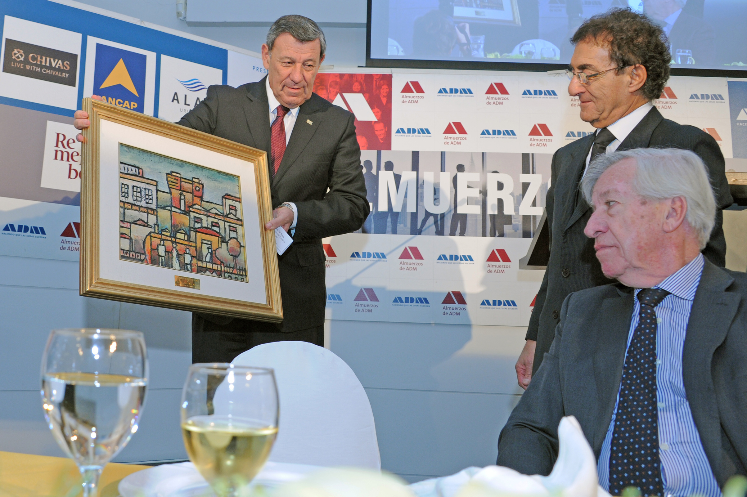 Canciller Rodolfo Nin Novoa recibe regalo de la organización del evento