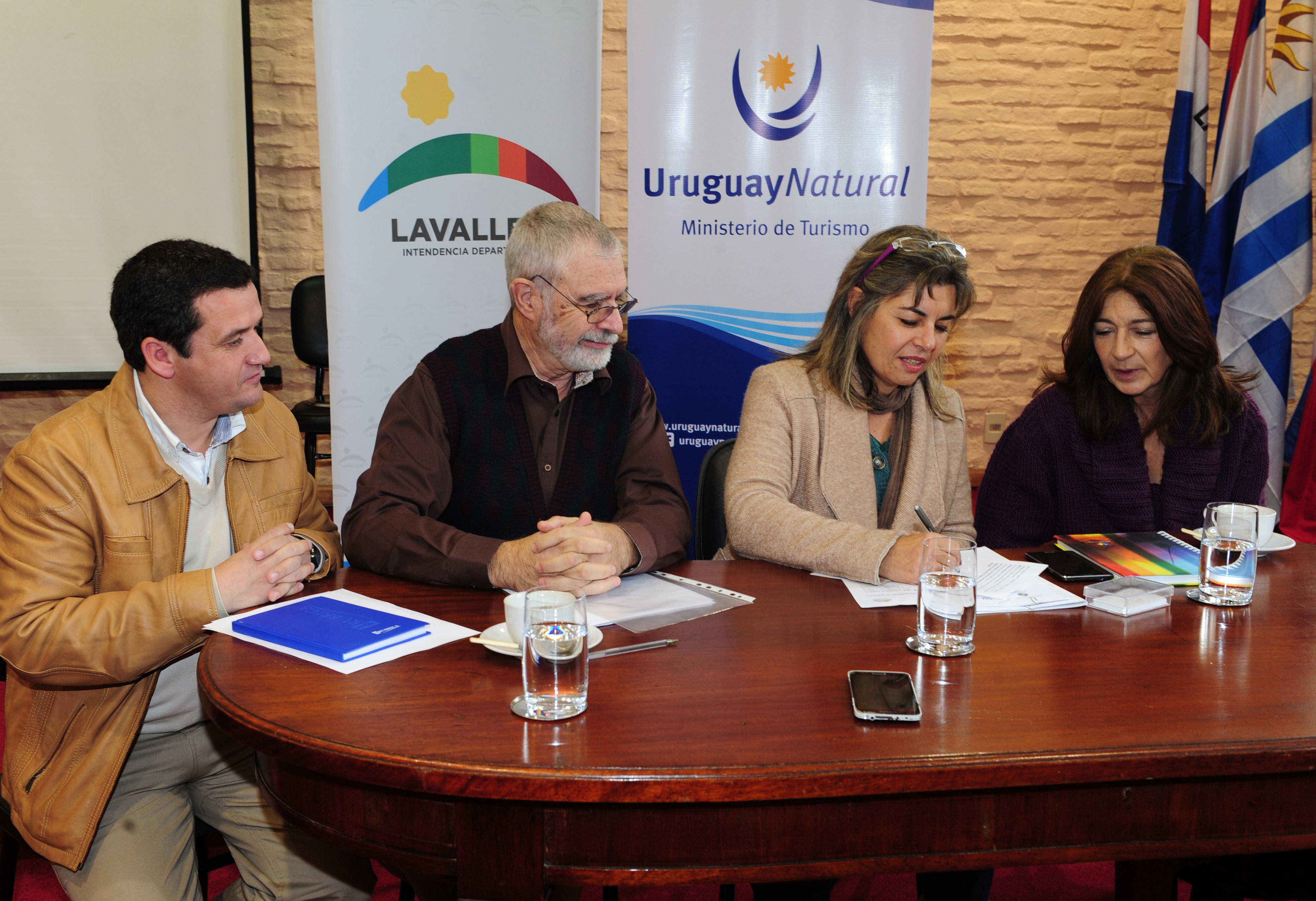 Intendenta de Lavalleja, Adriana Peña firmando el convenio
