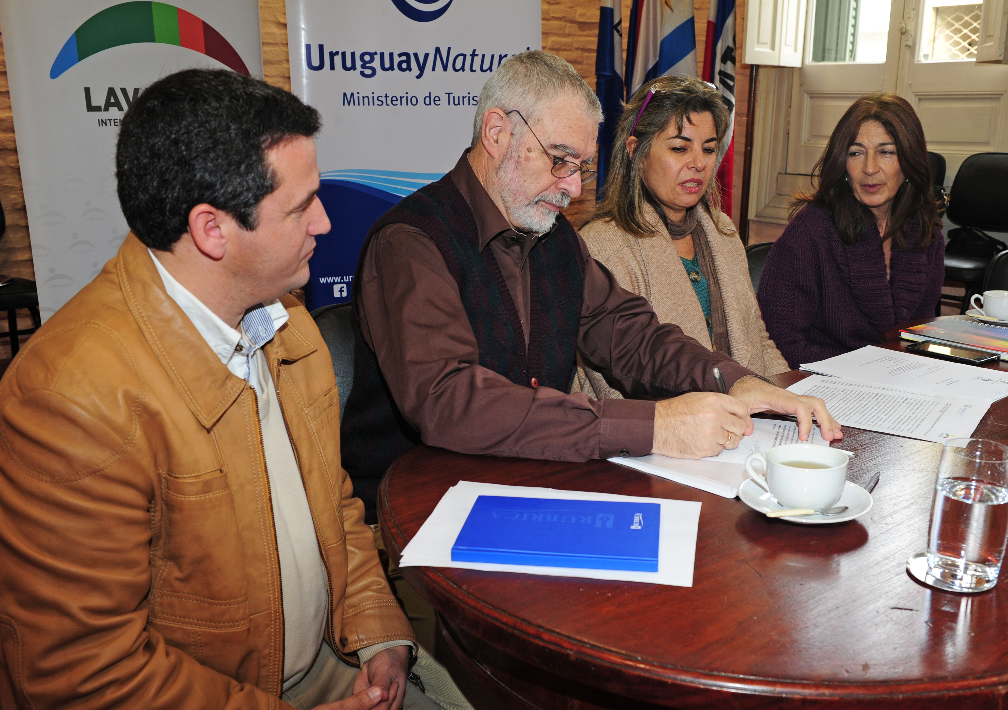 Subsecretario de Turismo, Benjamín Liberoff firmando el convenio