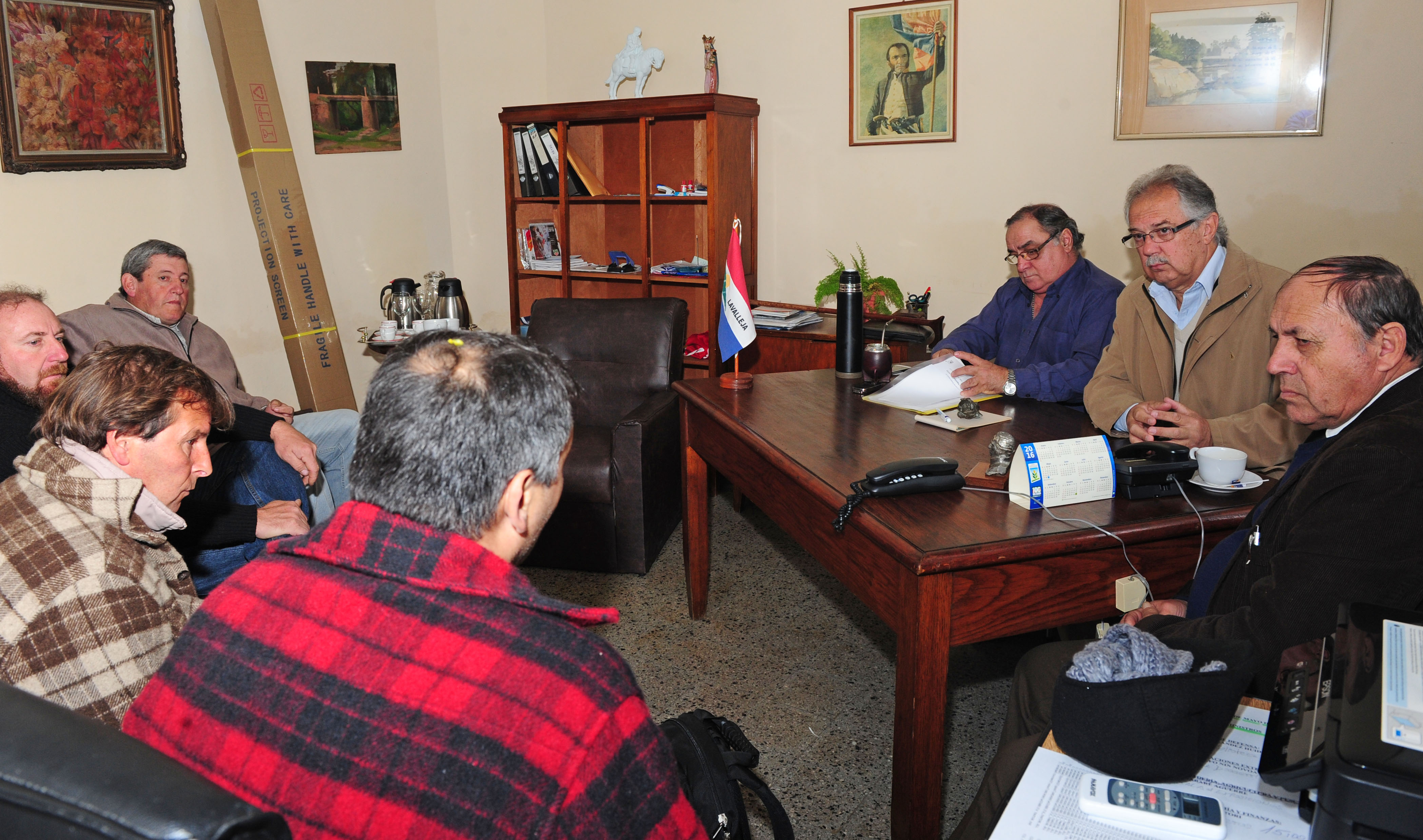 Representantes del Ministerio de Defensa reunidos con pobladores de Minas