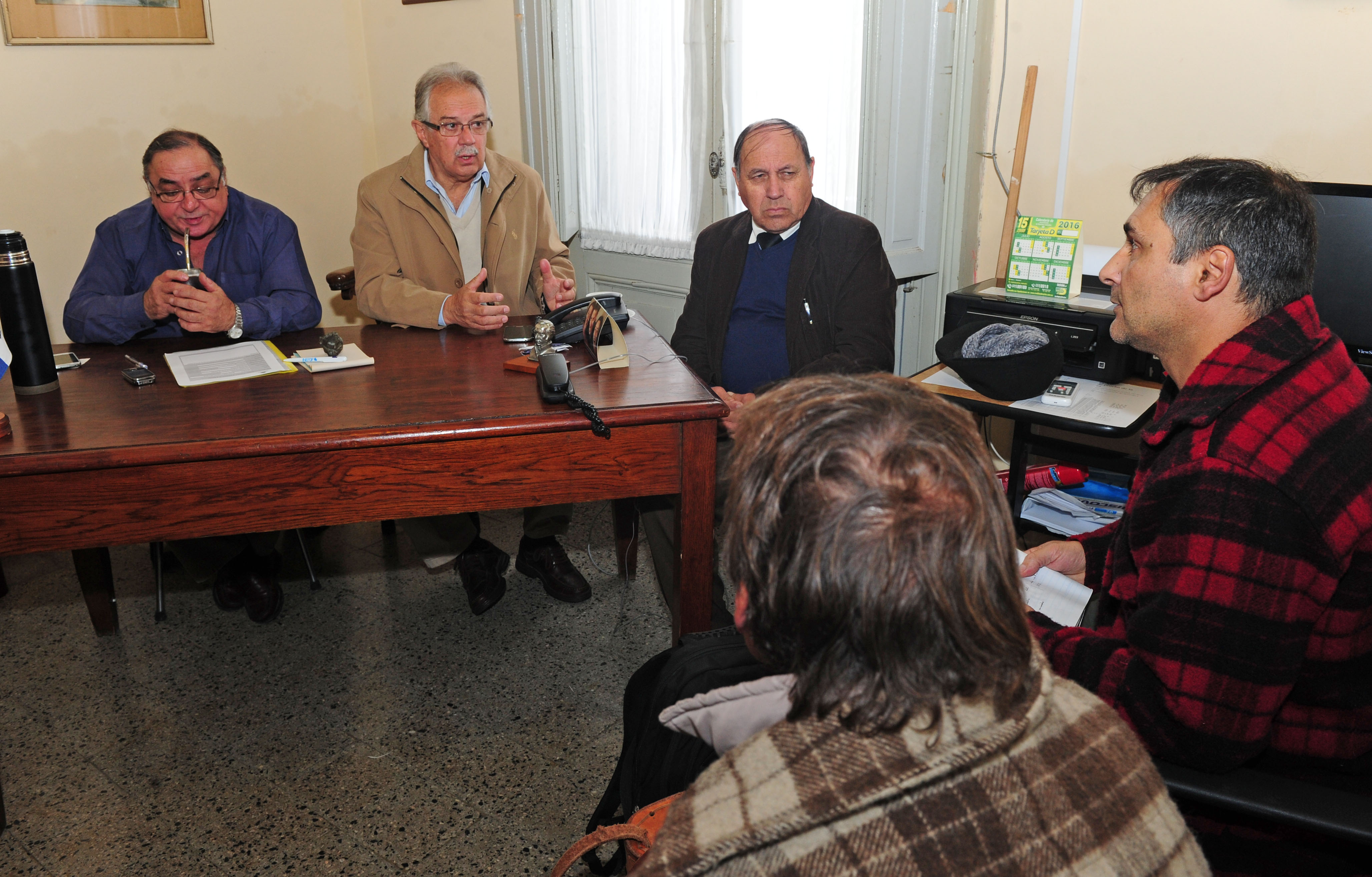 Representantes del Ministerio de Defensa reunidos con pobladores de Minas