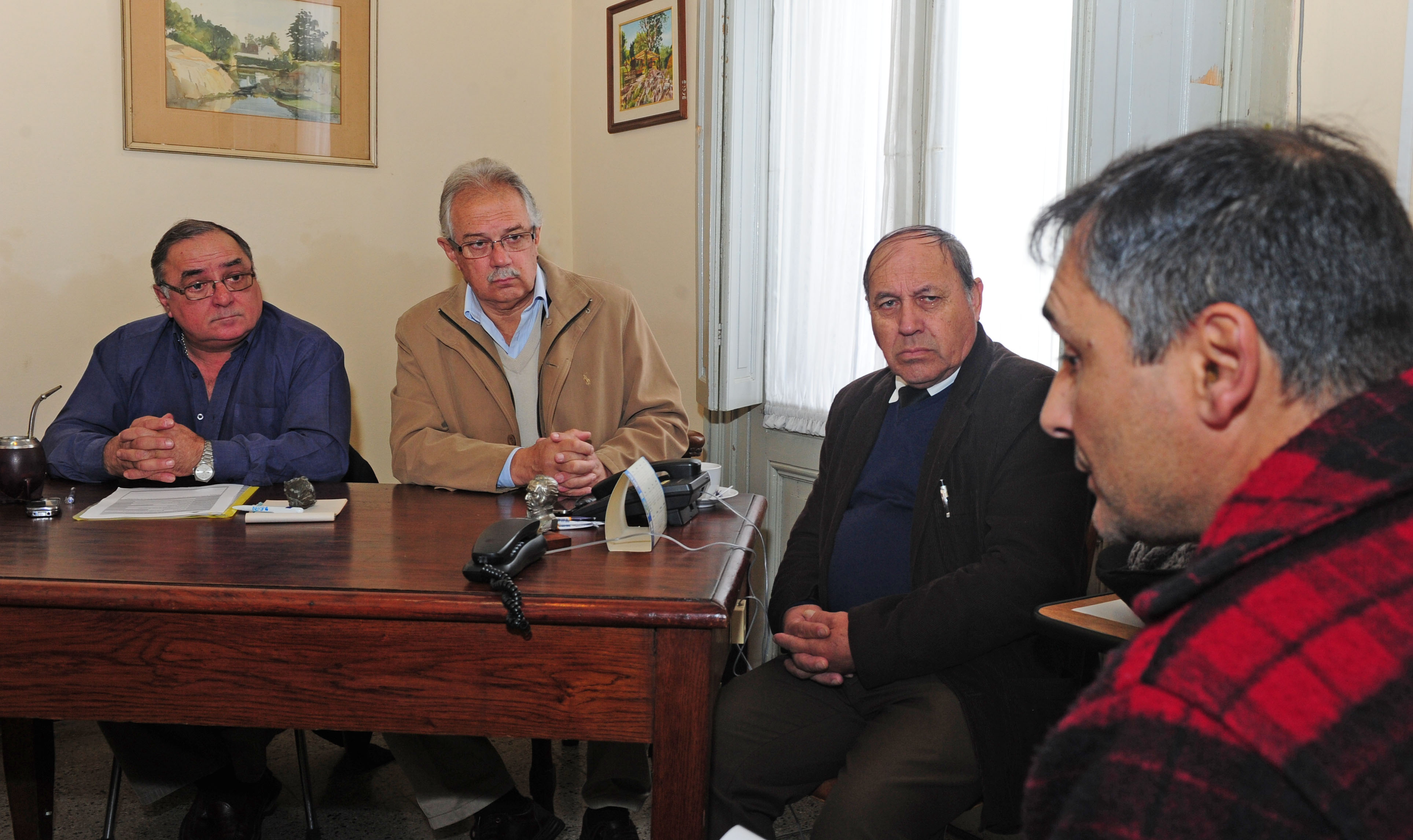 Representantes del Ministerio de Defensa reunidos con pobladores de Minas