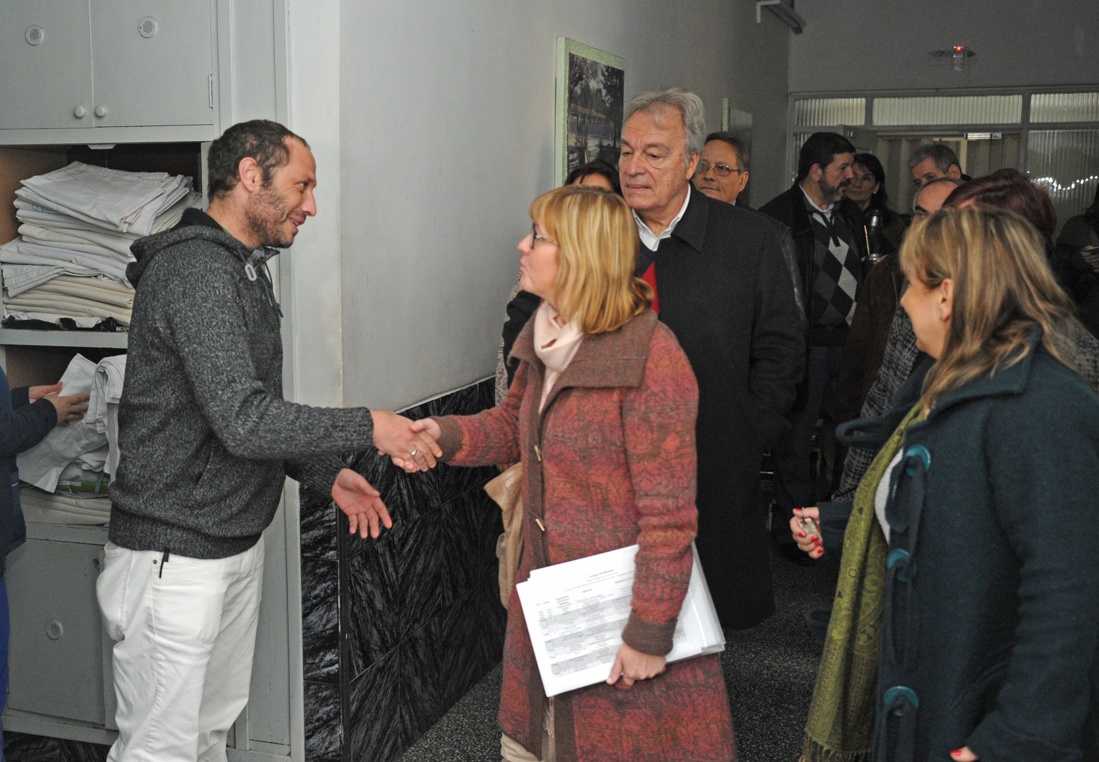 Subsecretaria Lustemberg saludando personal del Hospital