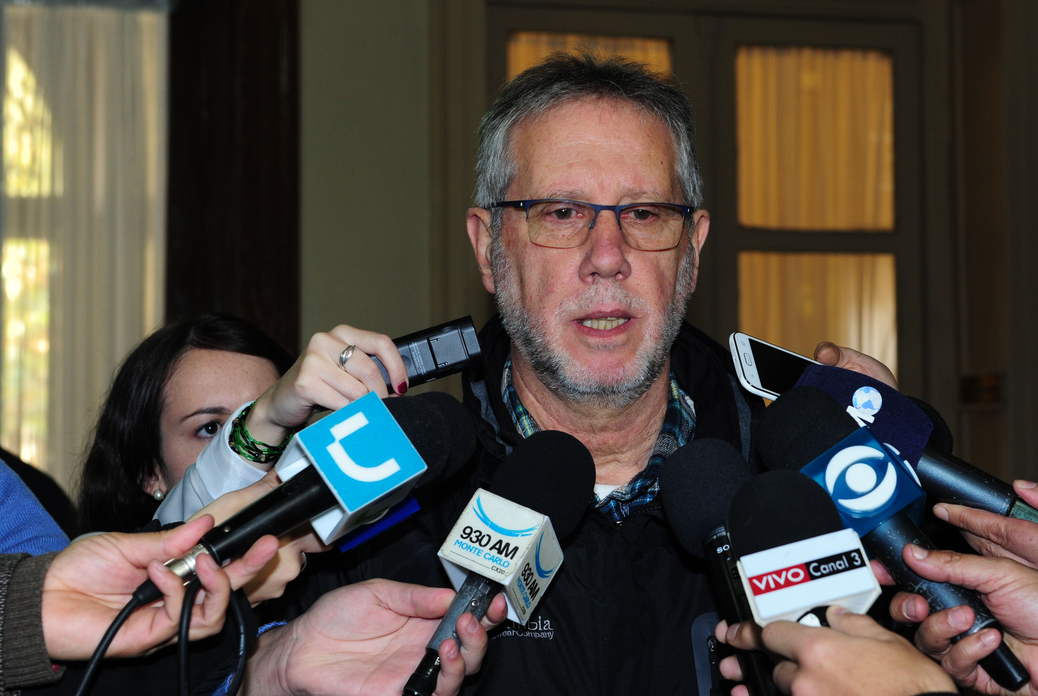 Subsecretario, Jorge Vázquez conversando con la prensa