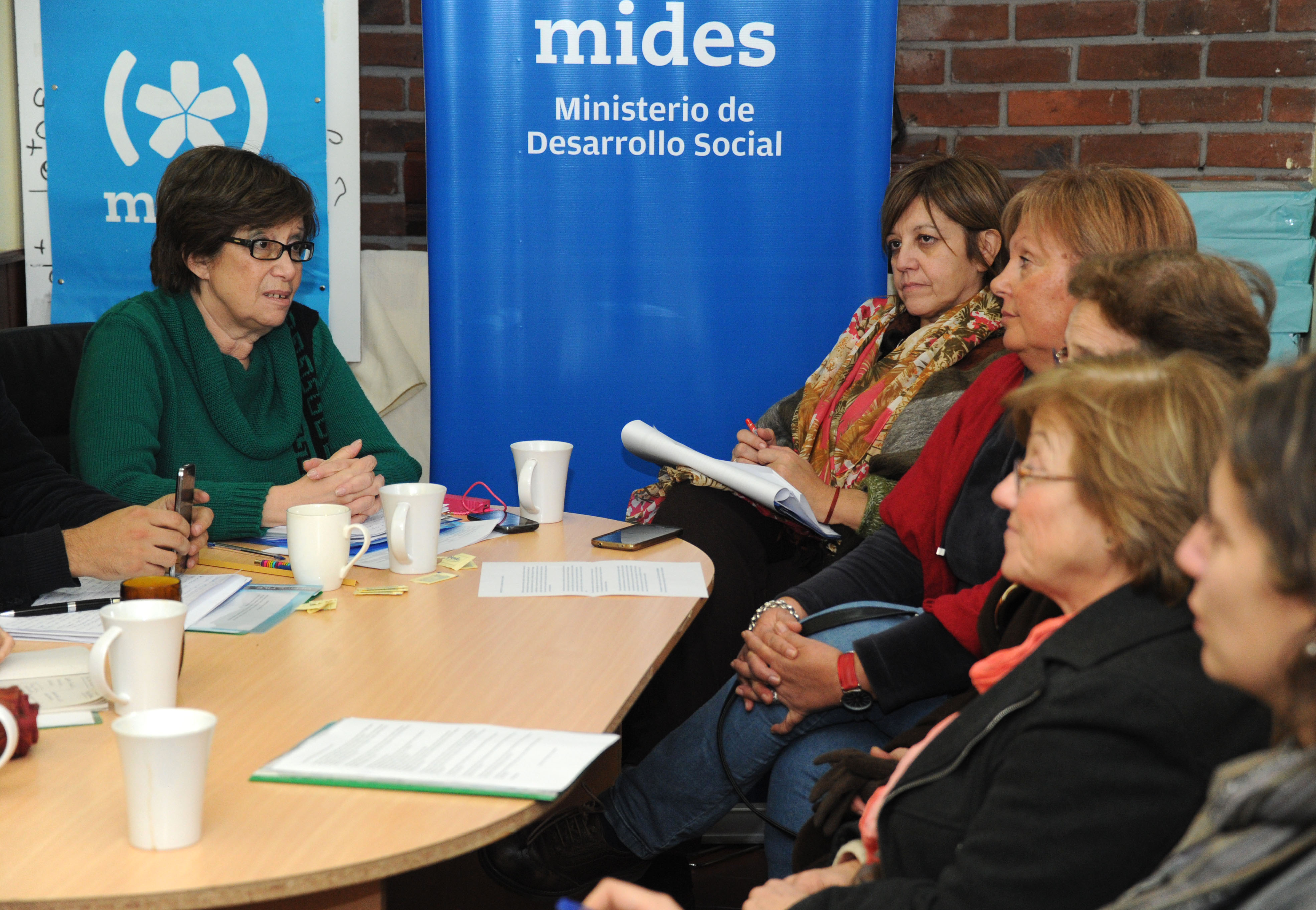 Autoridades de MIDES reunidos con vecinos minuanos