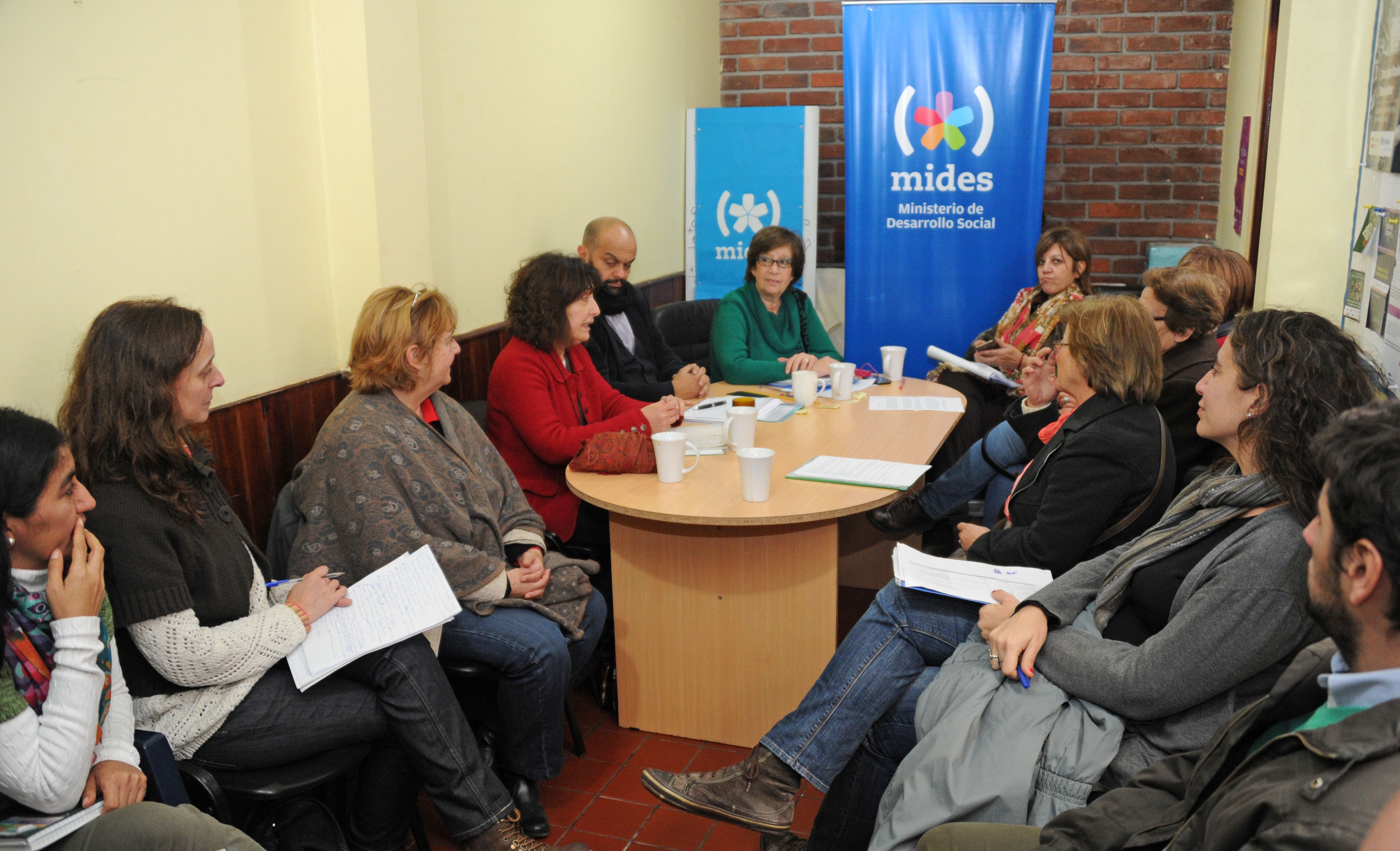 Autoridades de MIDES reunidos con vecinos minuanos