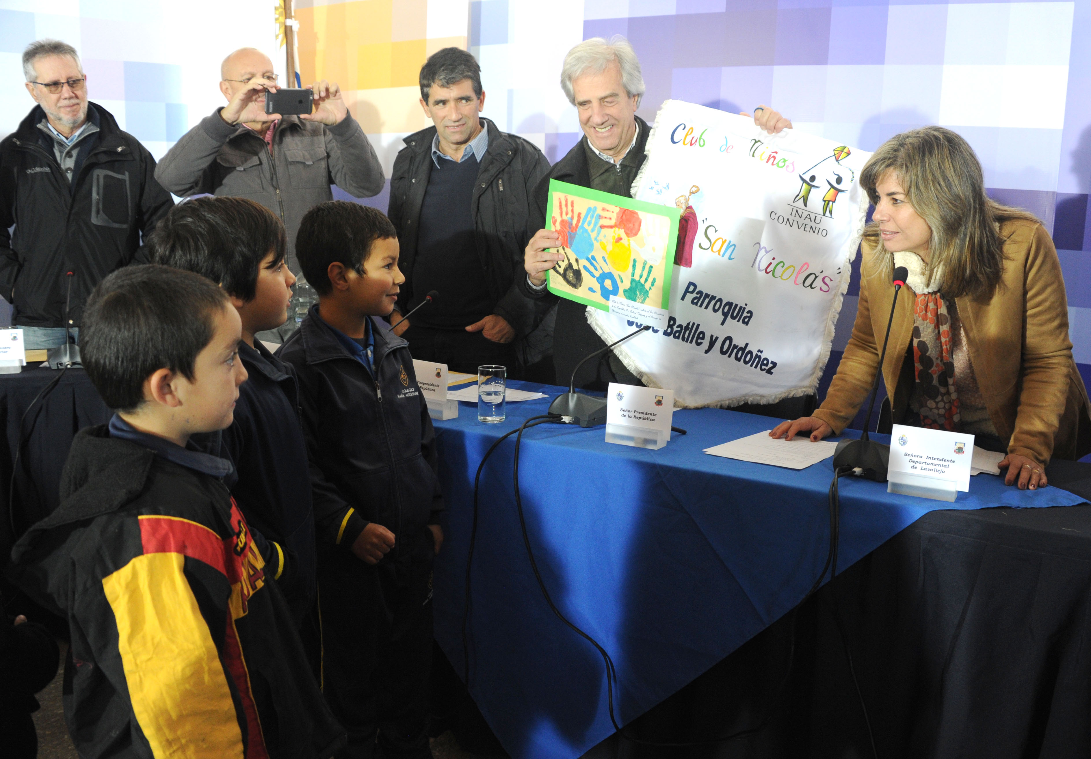 Presentación artística de niños al cierre del Consejo de Ministros Abierto de Batlle y Ordóñez