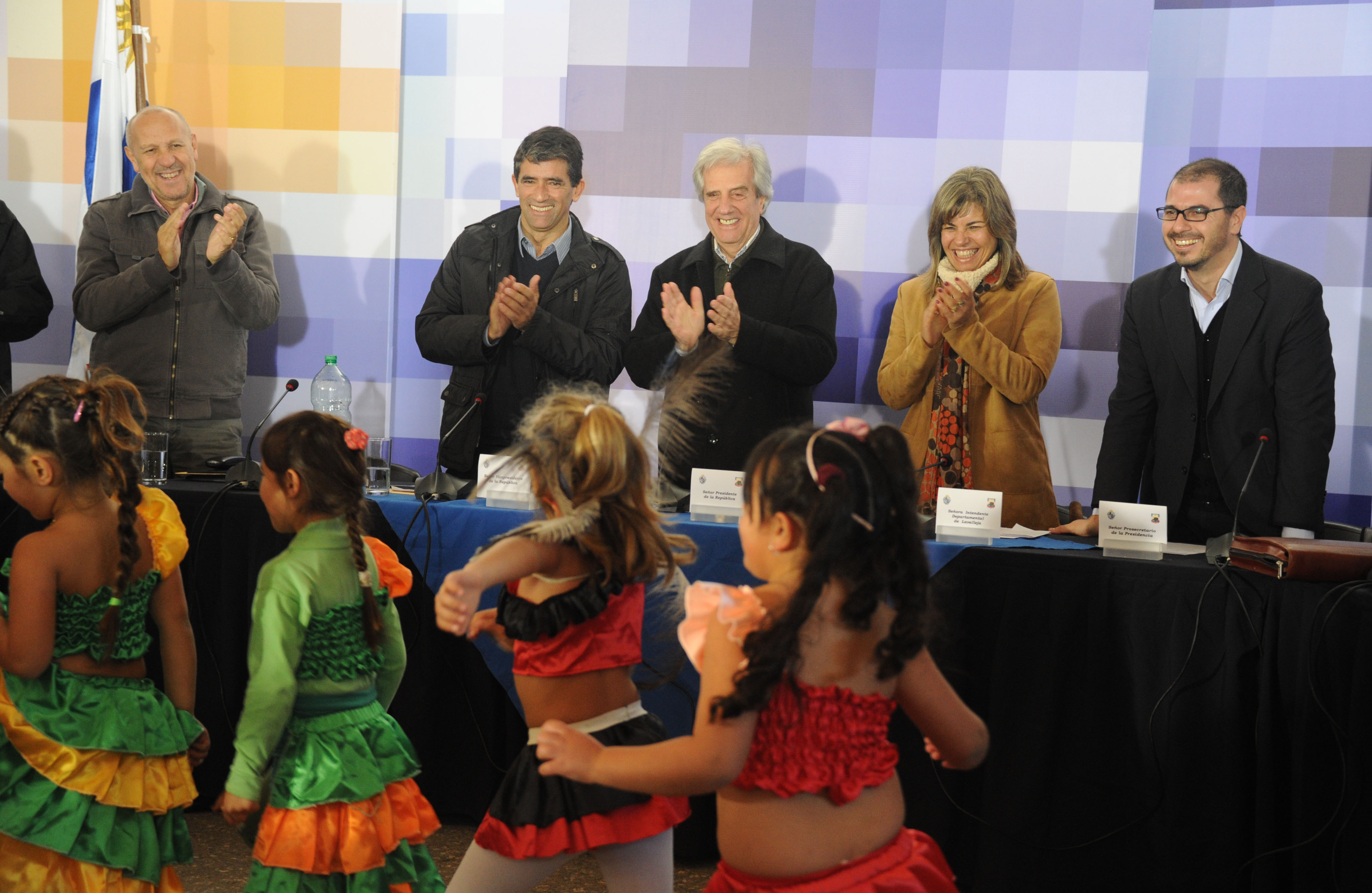 Presentación artística de niños al cierre del Consejo de Ministros Abierto de Batlle y Ordóñez