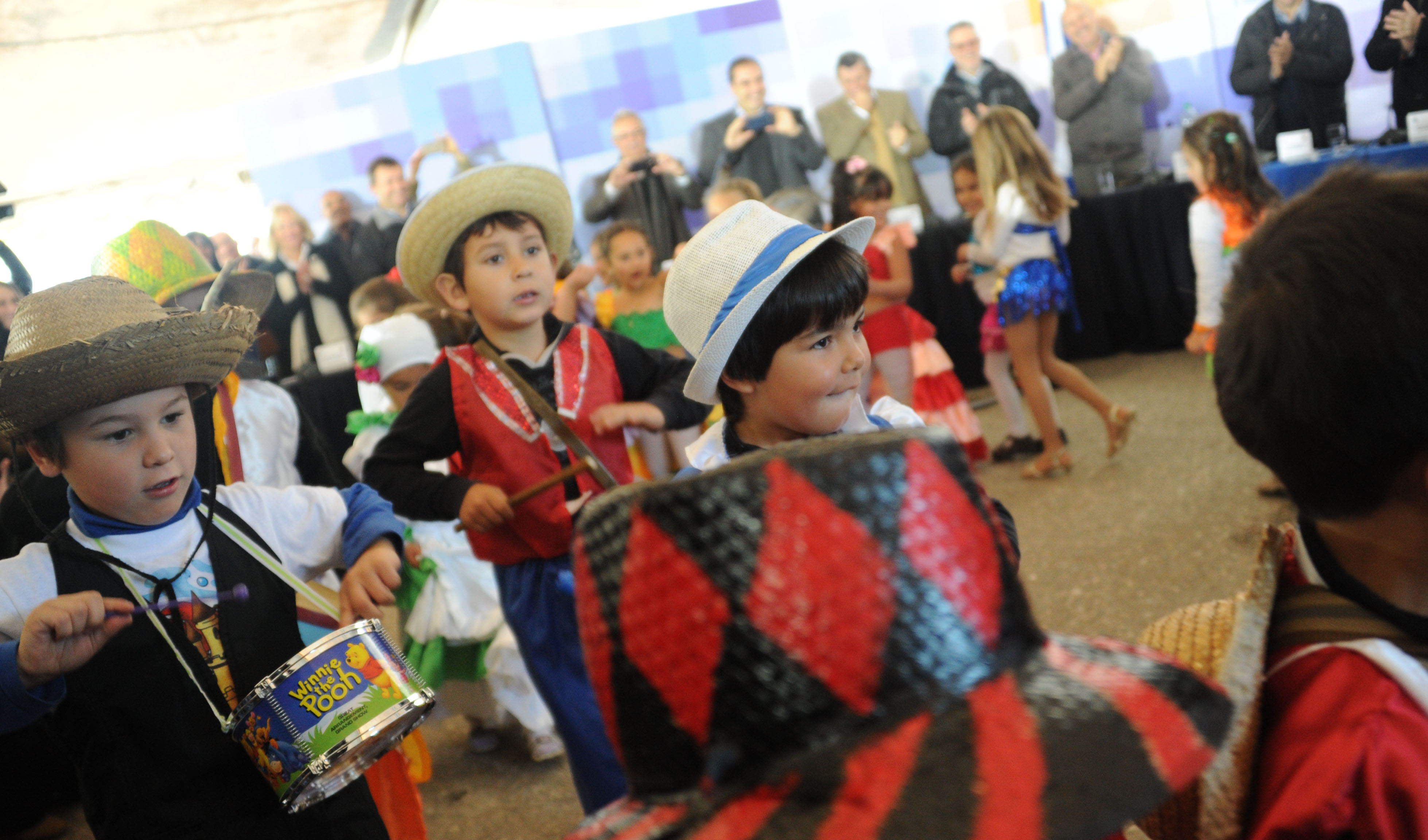 Presentación artística de niños al cierre del Consejo de Ministros Abierto de Batlle y Ordóñez
