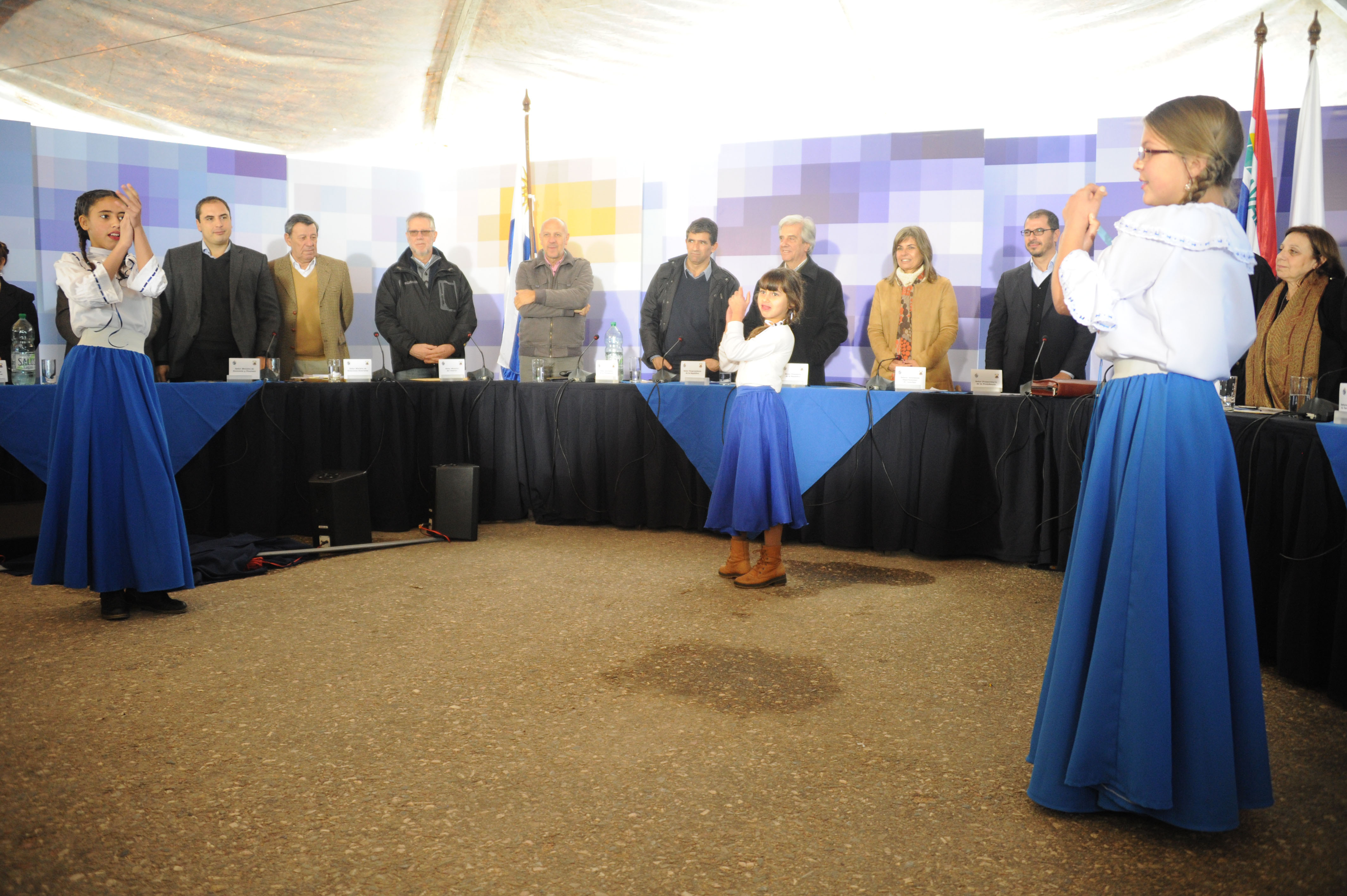 Presentación artística de niños al cierre del Consejo de Ministros Abierto de Batlle y Ordóñez