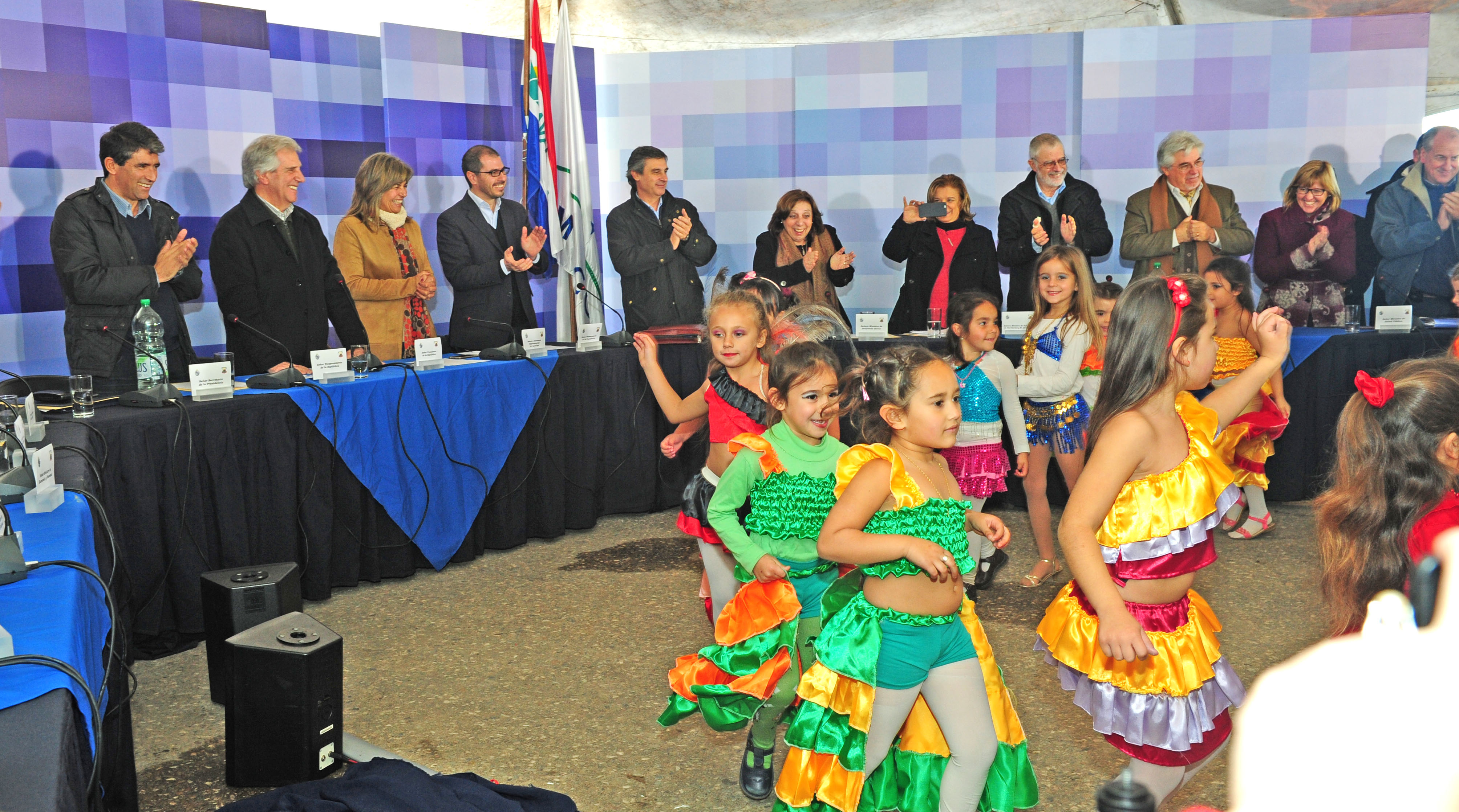 Presentación artística de niños al cierre del Consejo de Ministros Abierto de Batlle y Ordóñez
