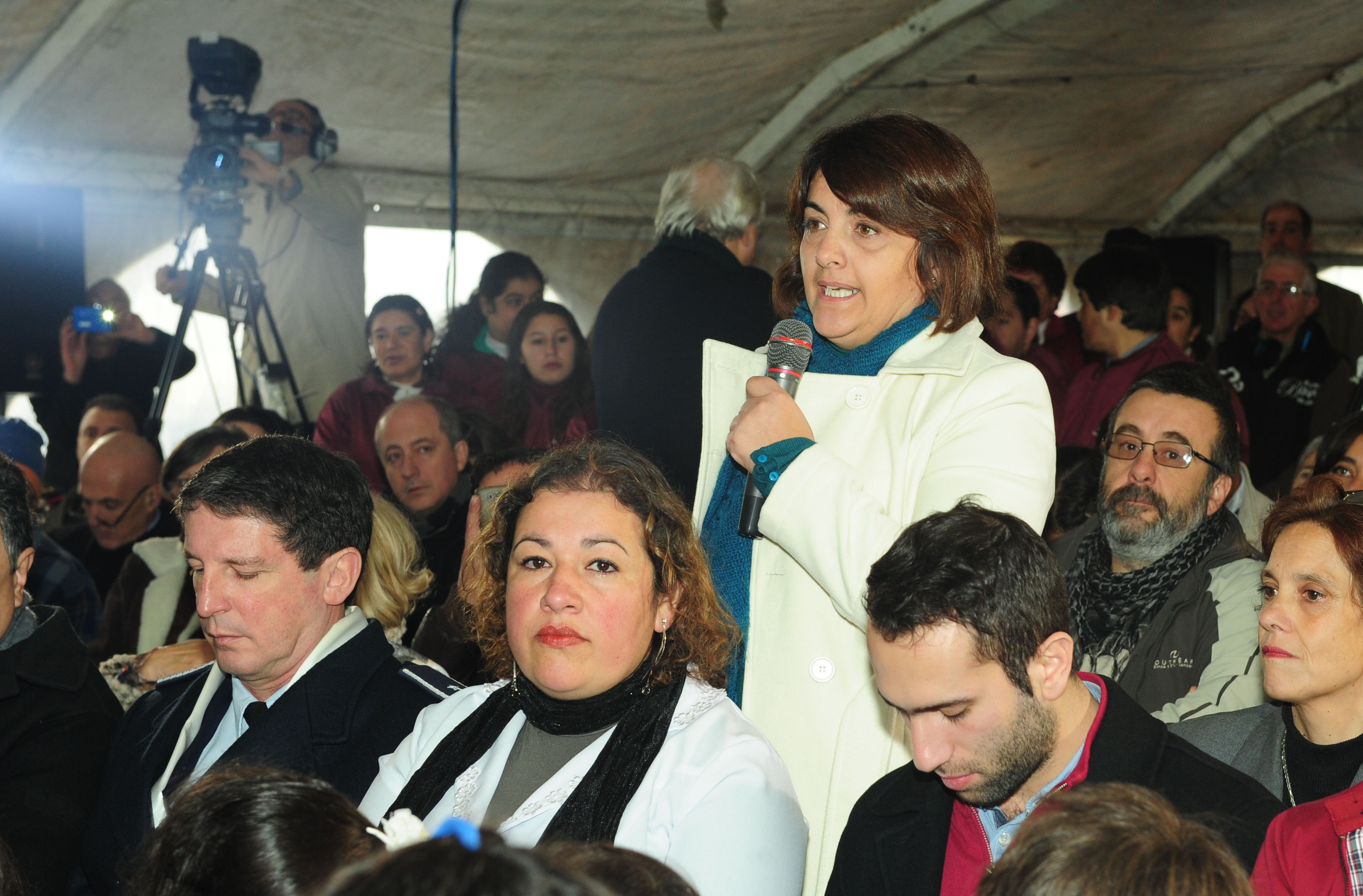 Vecina dialogando con las autoridades