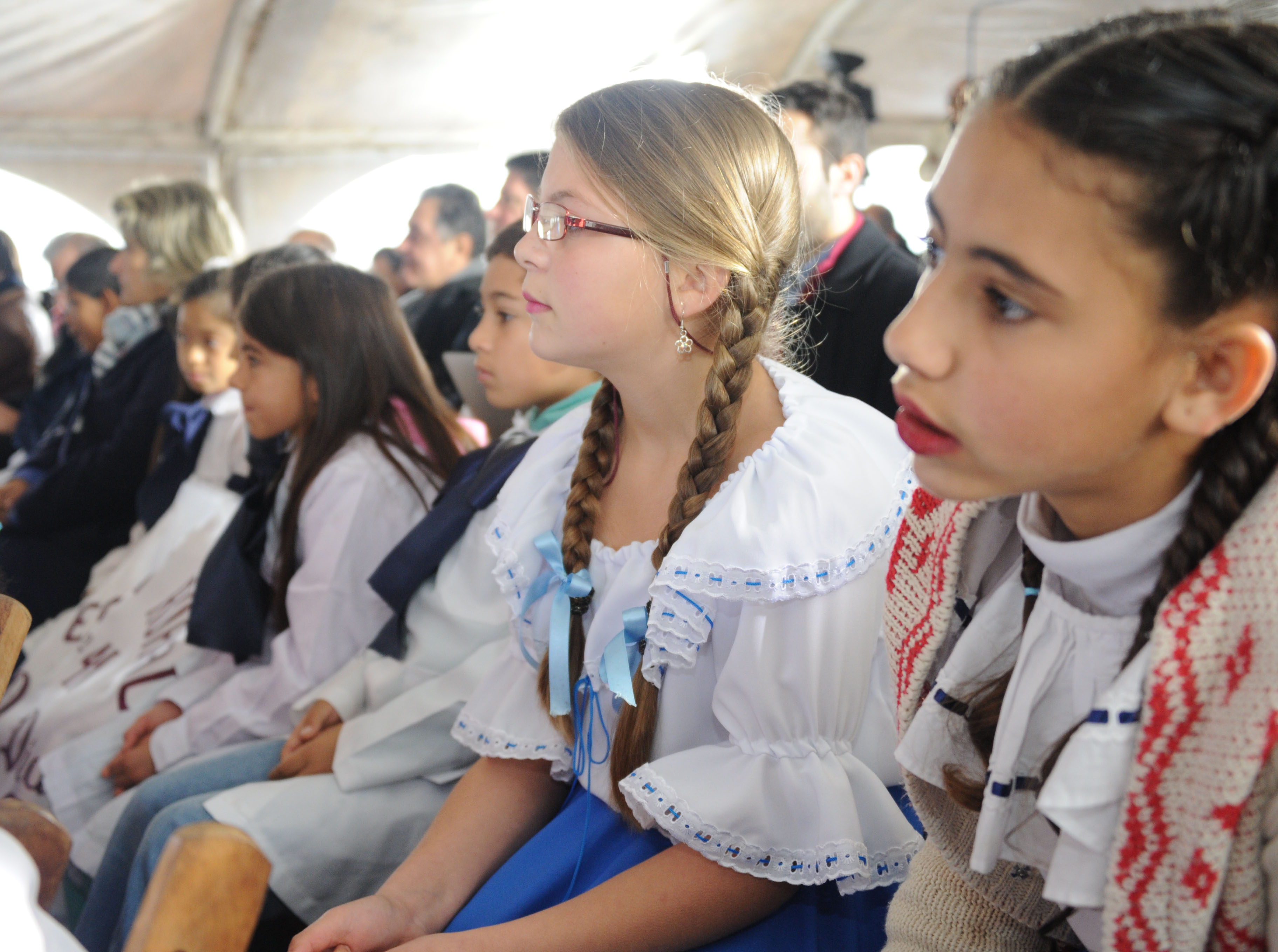 Niñas prontas para realizar una coreografía