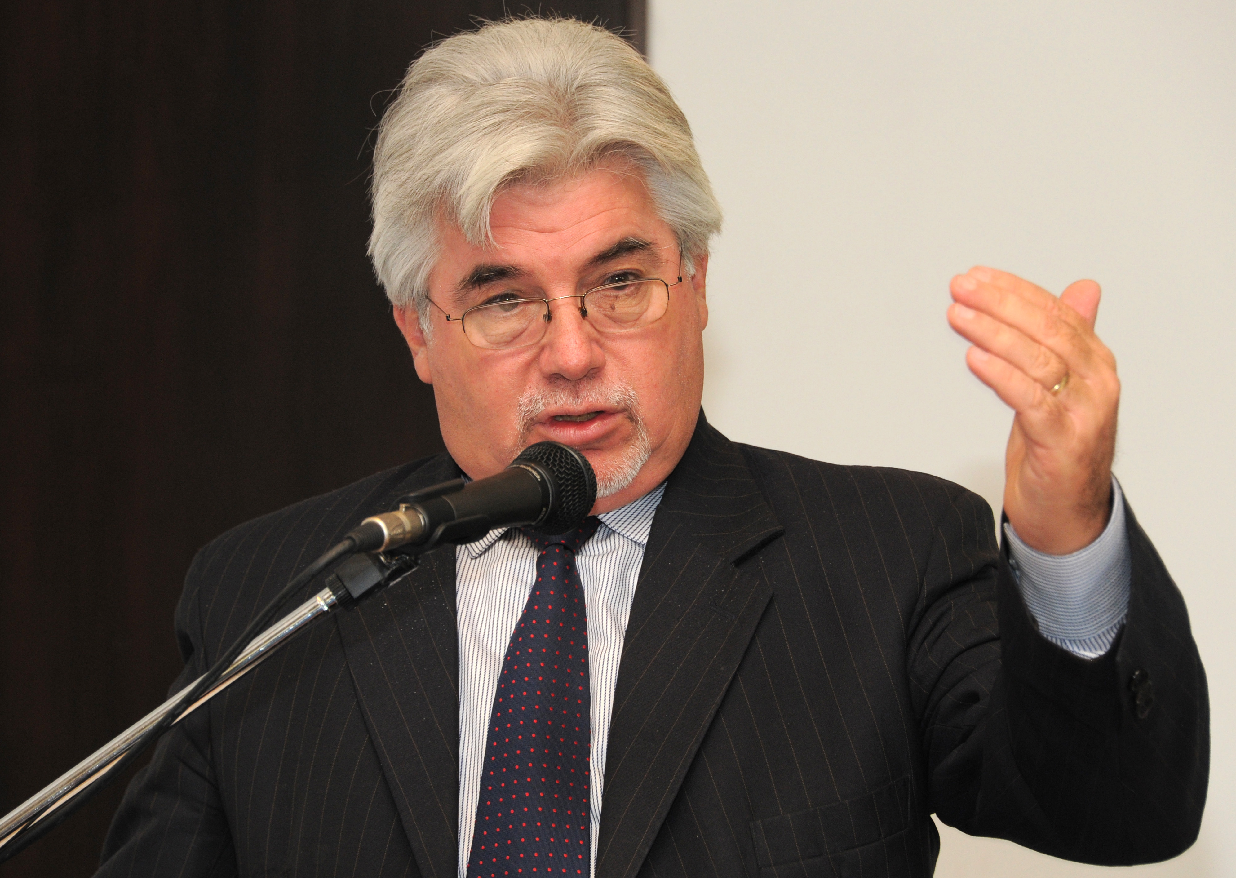 Ministro Aguerre dirigiéndose a los presentes
