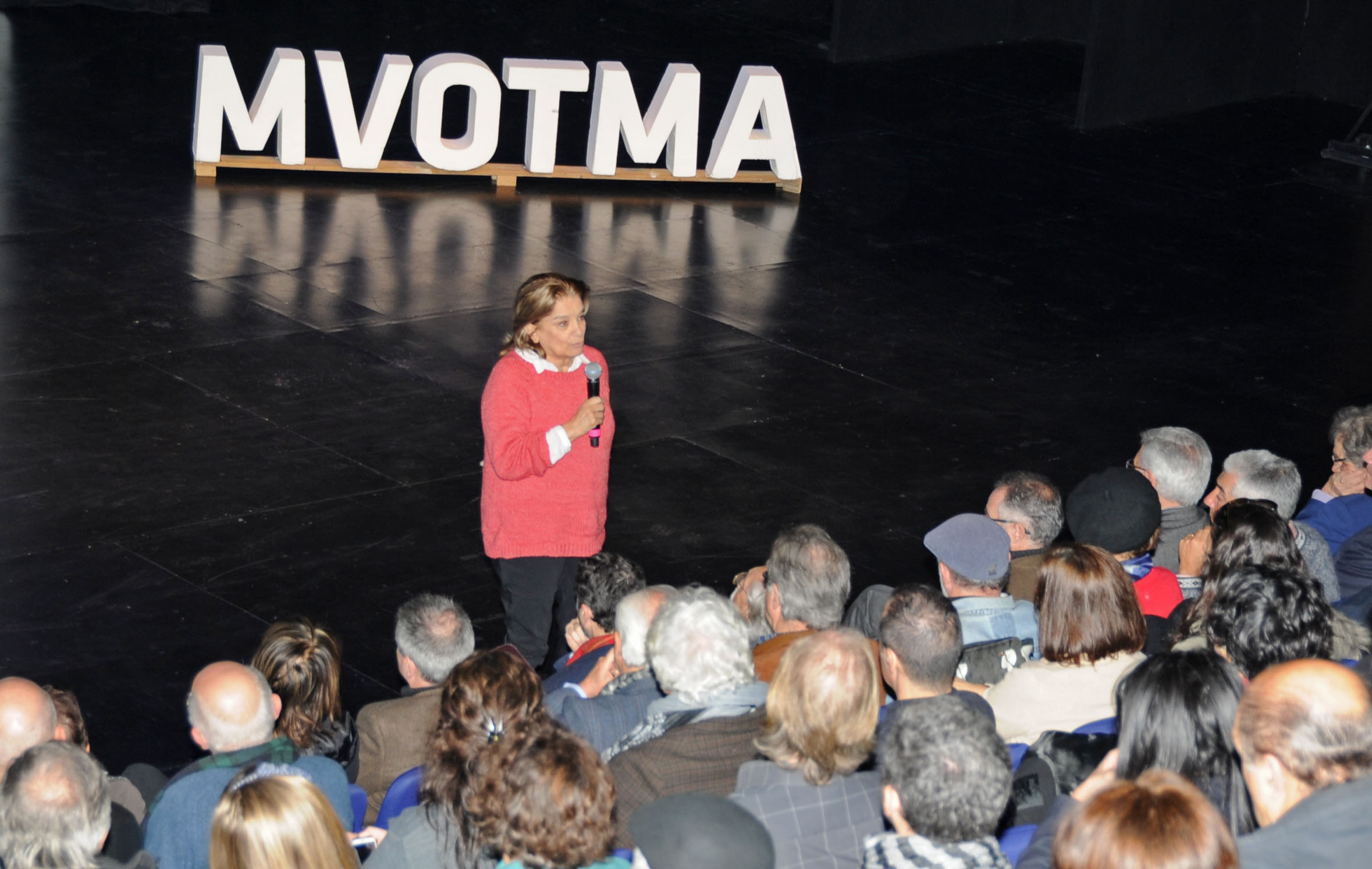 Ministra Eneida de León dirigiéndose e los presentes