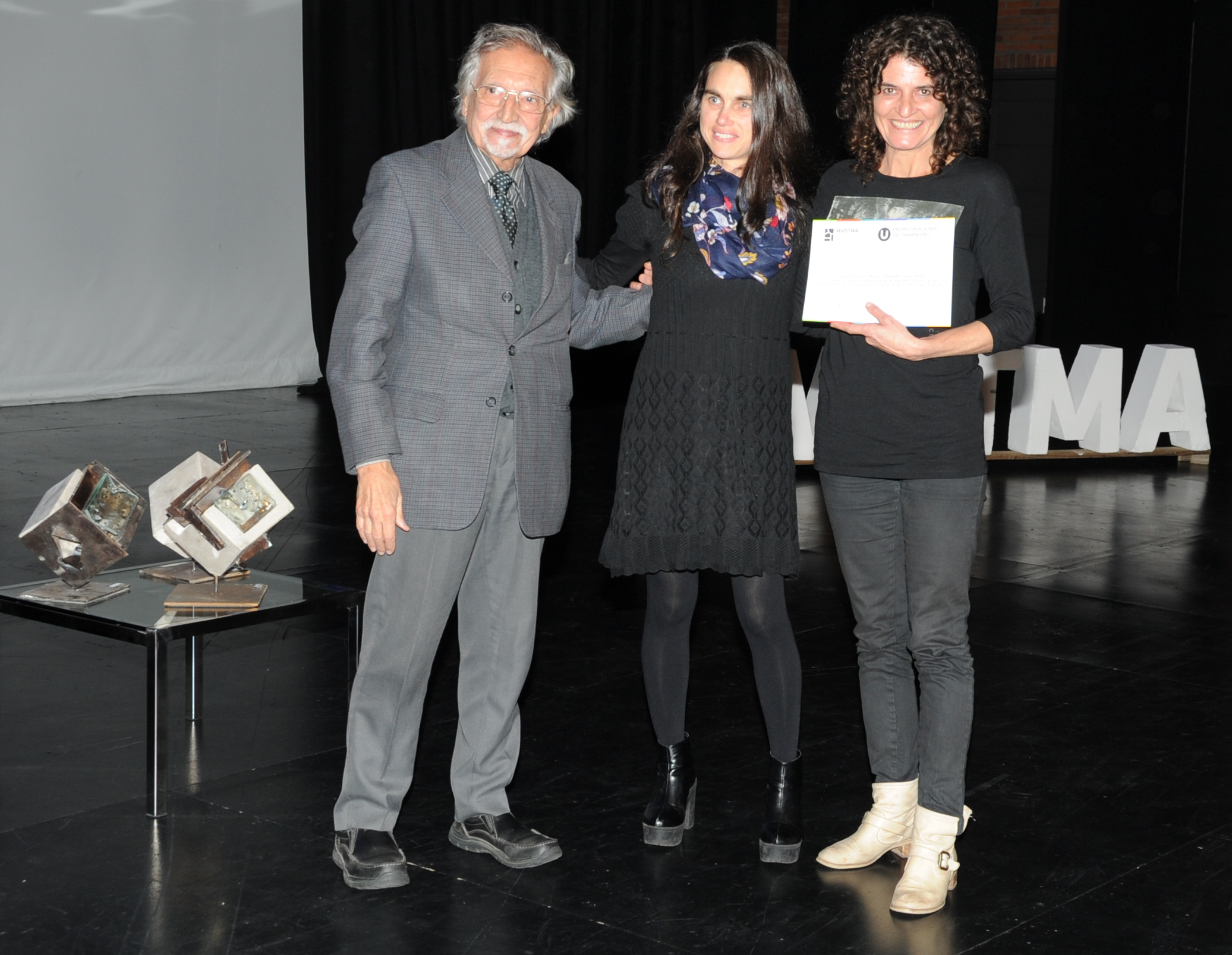Entrega de premio por parte de Mariano Arana