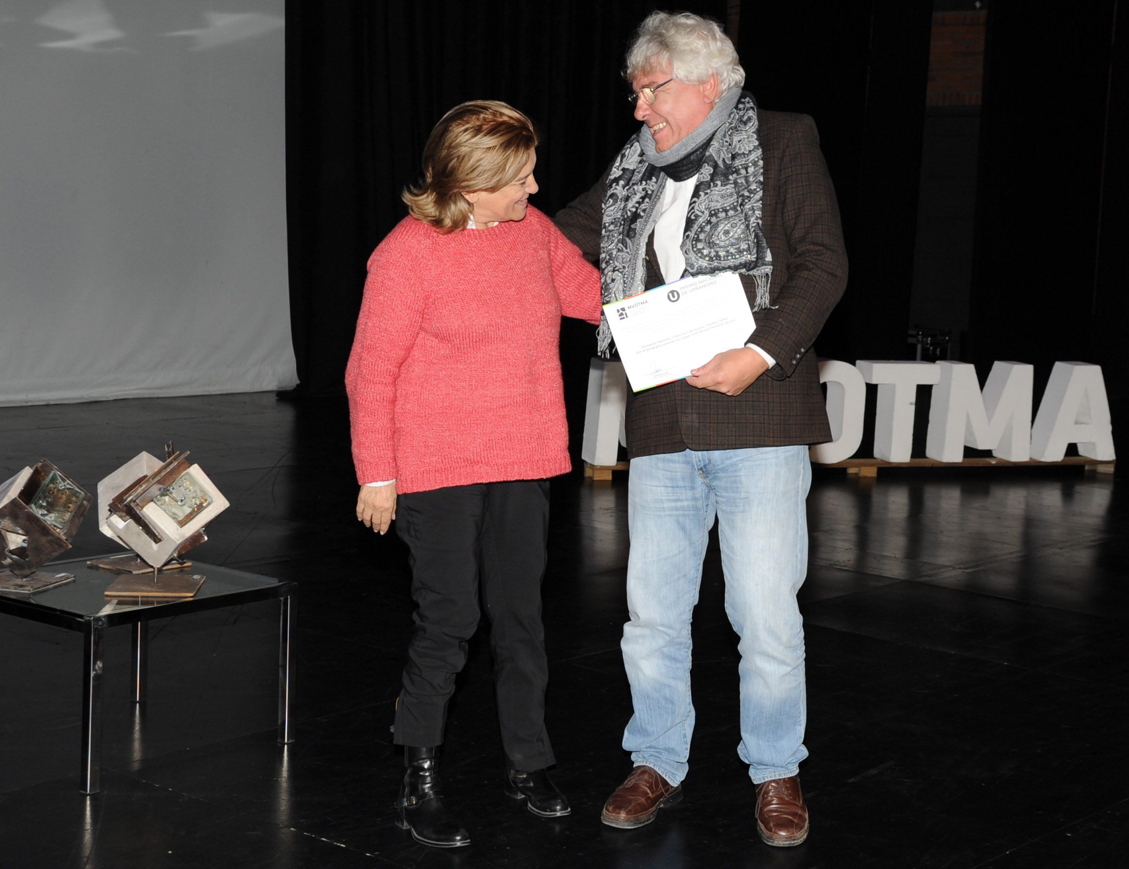 Entrega de premio por parte de la ministra de Vivienda, Eneida de León
