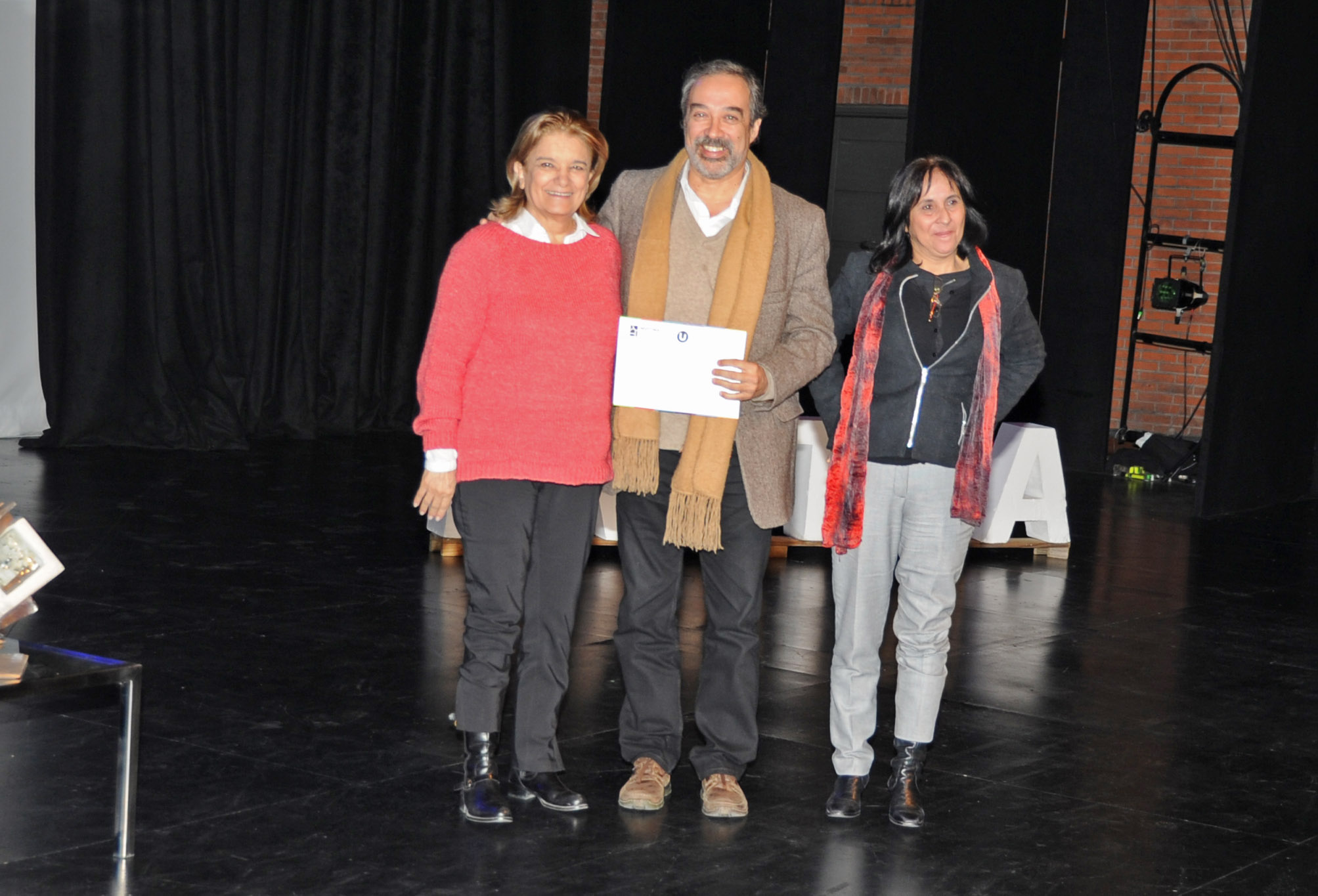 Entrega de premio por parte de la ministra de Vivienda, Eneida de León