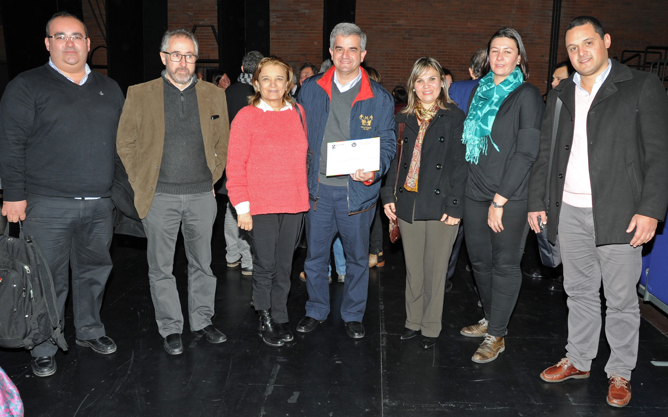 Entrega de premio por parte de la ministra de Vivienda, Eneida de León