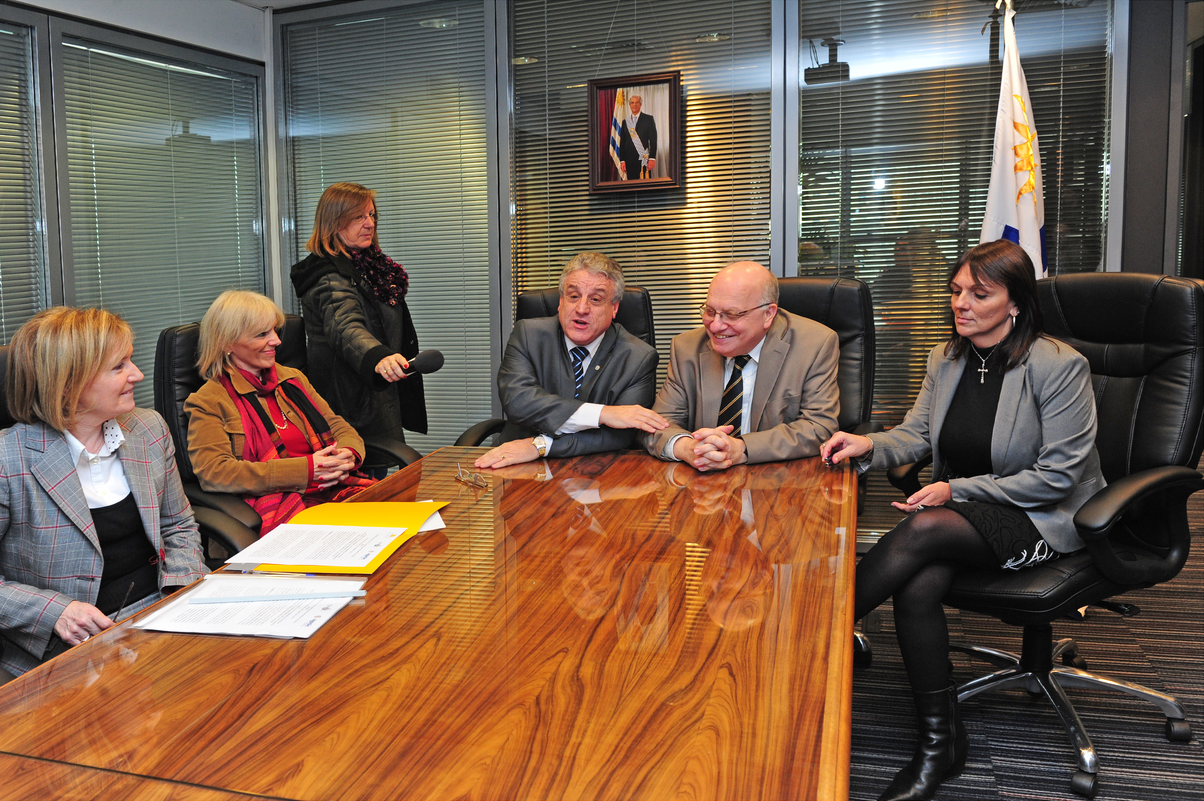 Director de Servicio Civil, Alberto Scavarelli y director de AGESIC, José Clastornik, en firma de convenio