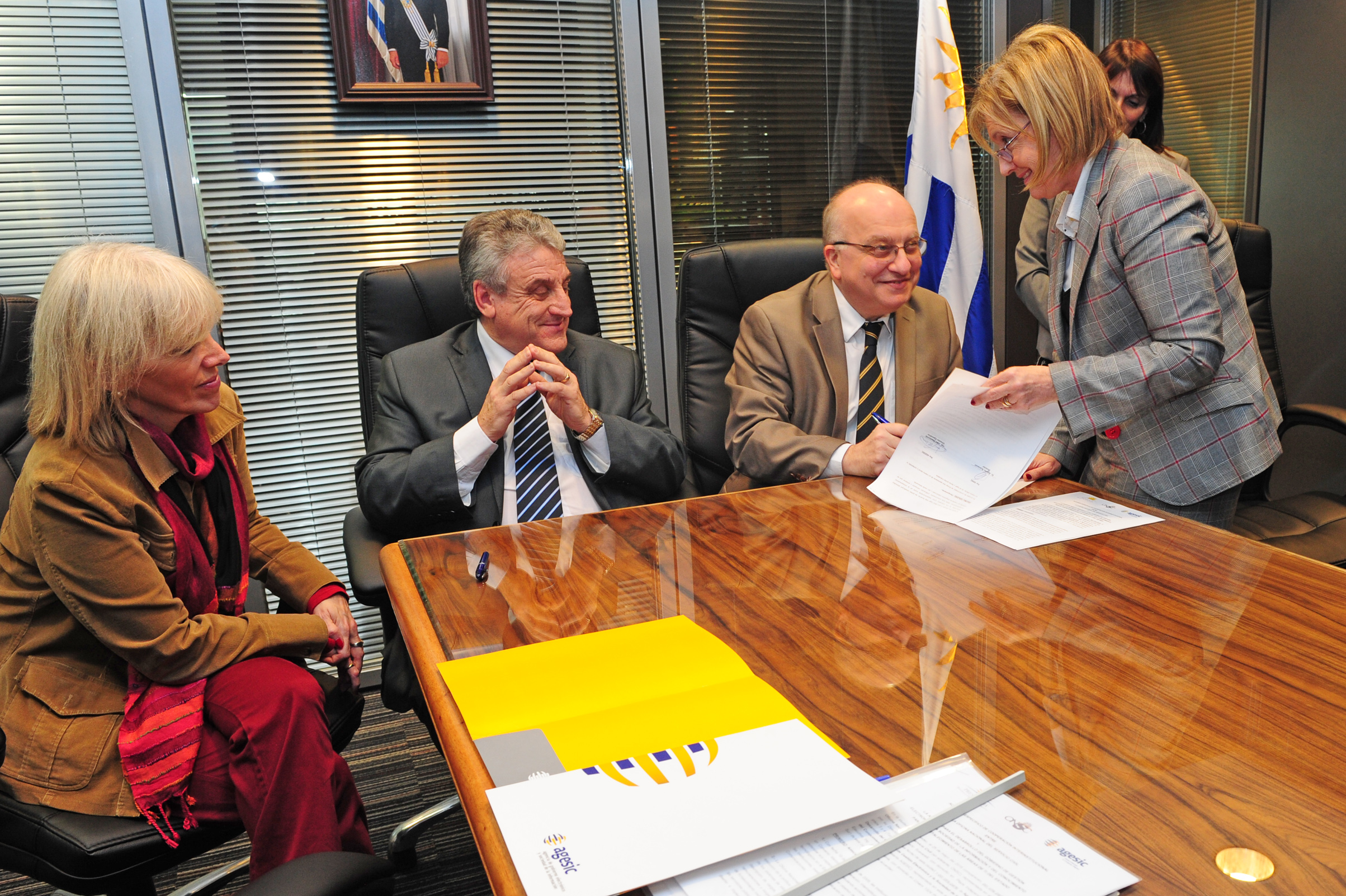 Director de Servicio Civil, Alberto Scavarelli y director de AGESIC, José Clastornik, en firma de convenio