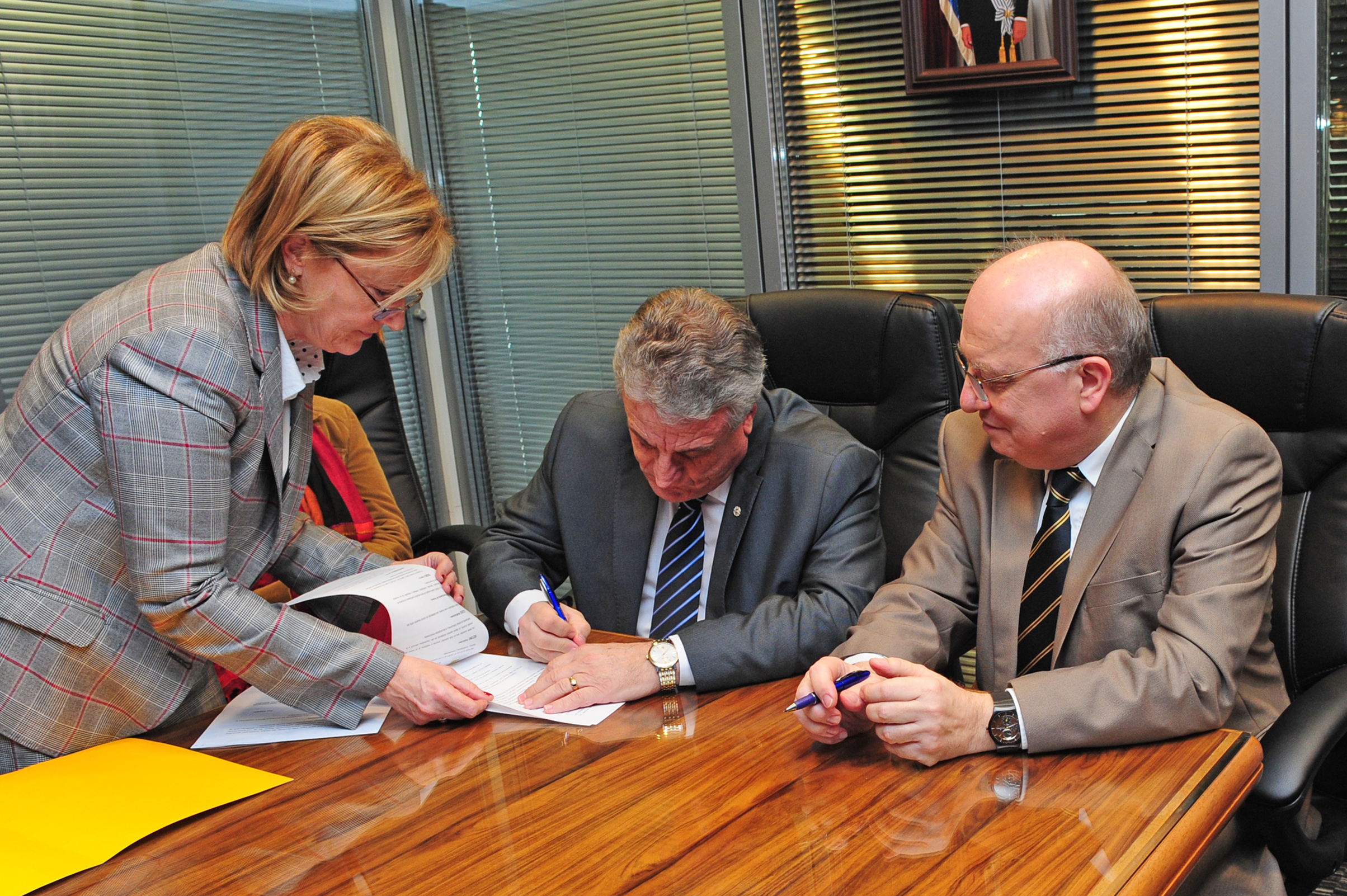 Director de Servicio Civil, Alberto Scavarelli y director de AGESIC, José Clastornik, en firma de convenio