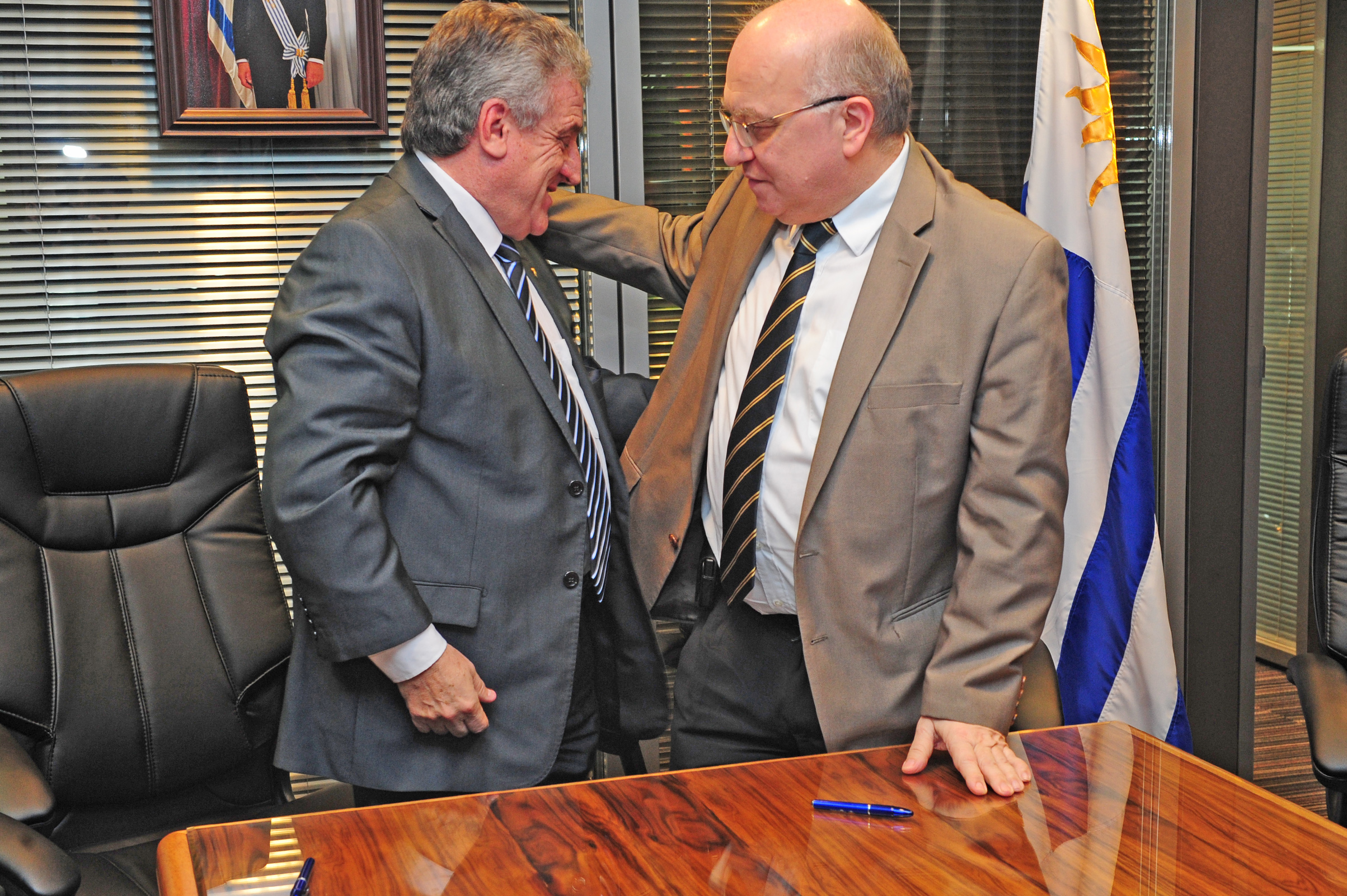 Director de Servicio Civil, Alberto Scavarelli y director de AGESIC, José Clastornik, posterior a la firma del convenio