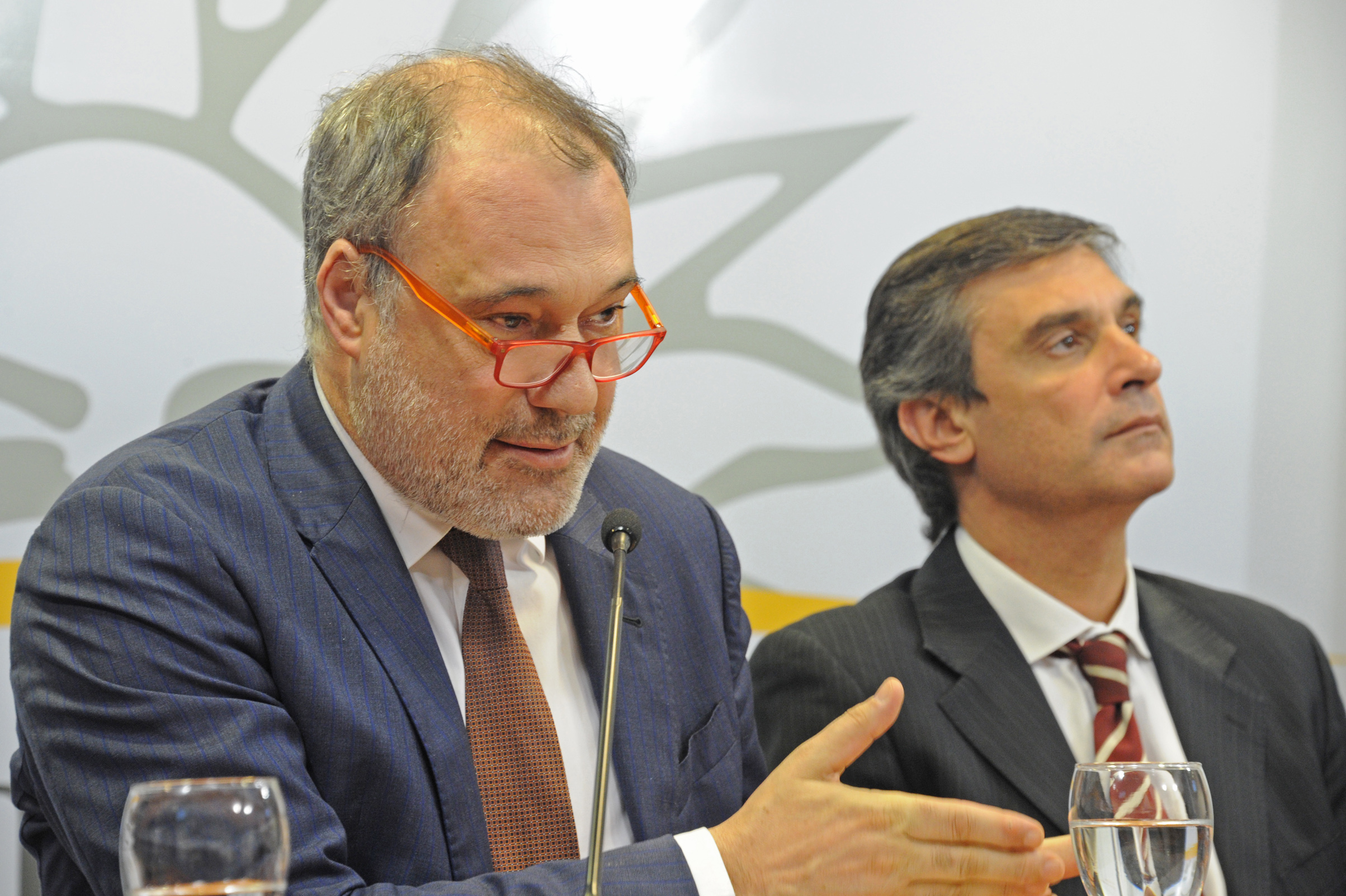 Embajador de España, Roberto Varela Fariña, haciendo uso de la palabra, junto al director de la OPP, Álvaro García