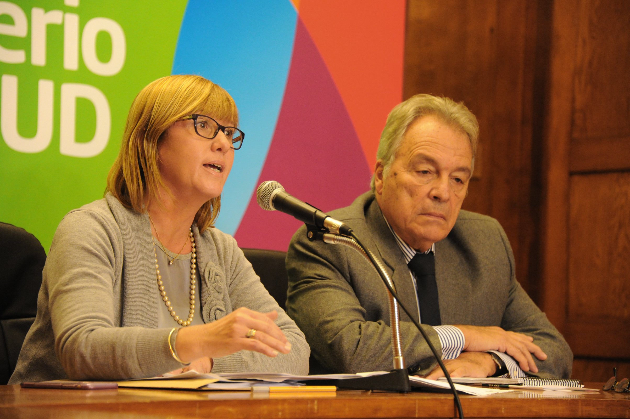 Subsecretaria del Ministerio de Salud Pública, Cristina Lustemberg, haciendo uso de la palabra; junto a Jorge Quian, director general de Salud del MSP