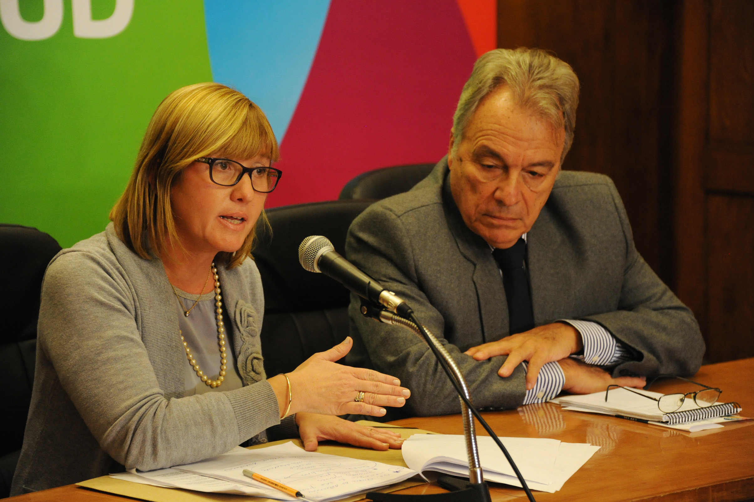 Subsecretaria del Ministerio de Salud Pública, Cristina Lustemberg, haciendo uso de la palabra; junto a Jorge Quian, director general de Salud del MSP