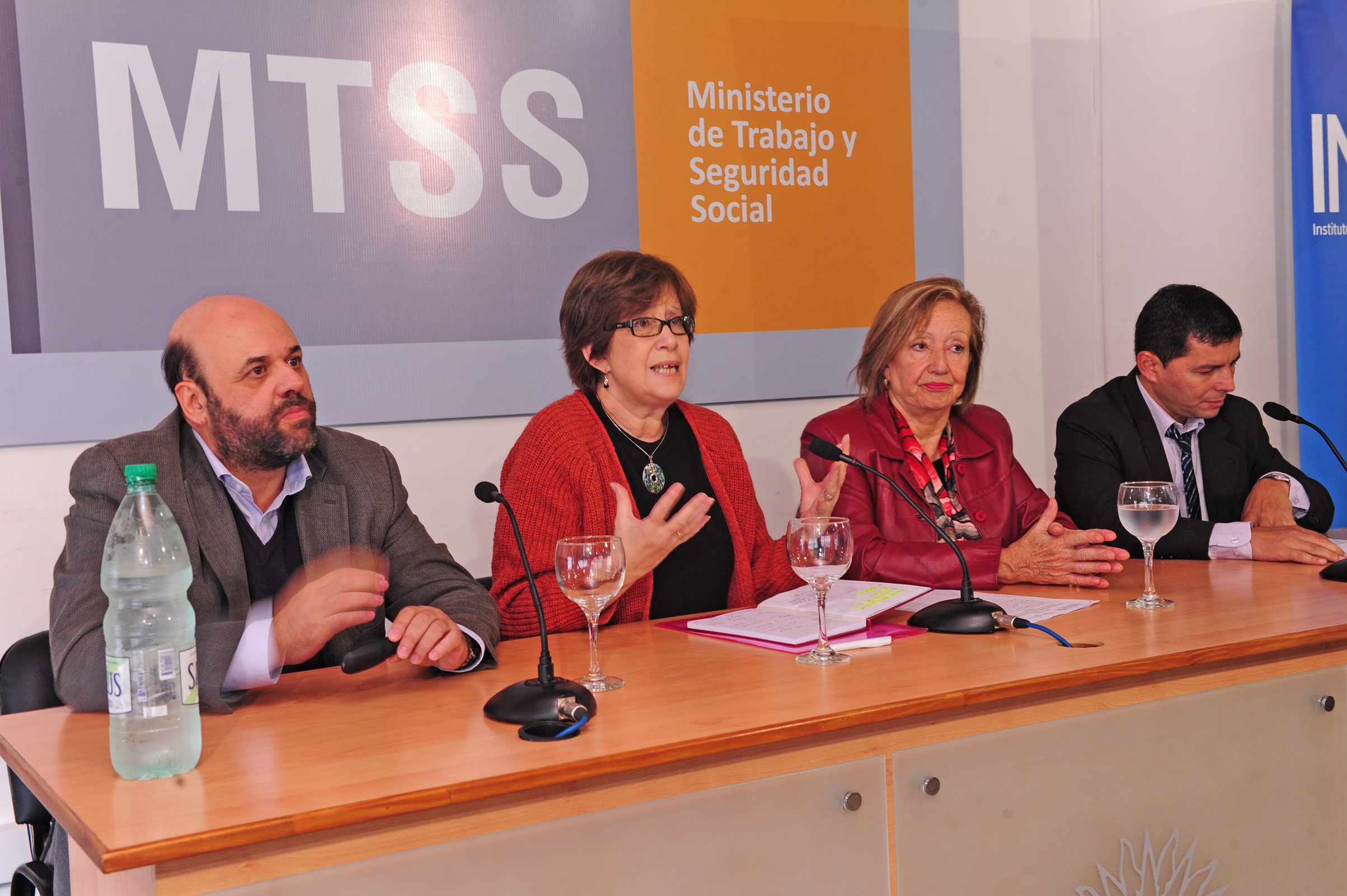 Ministra de Desarrollo Social, Marina Arismendi, haciendo uso de la palabra