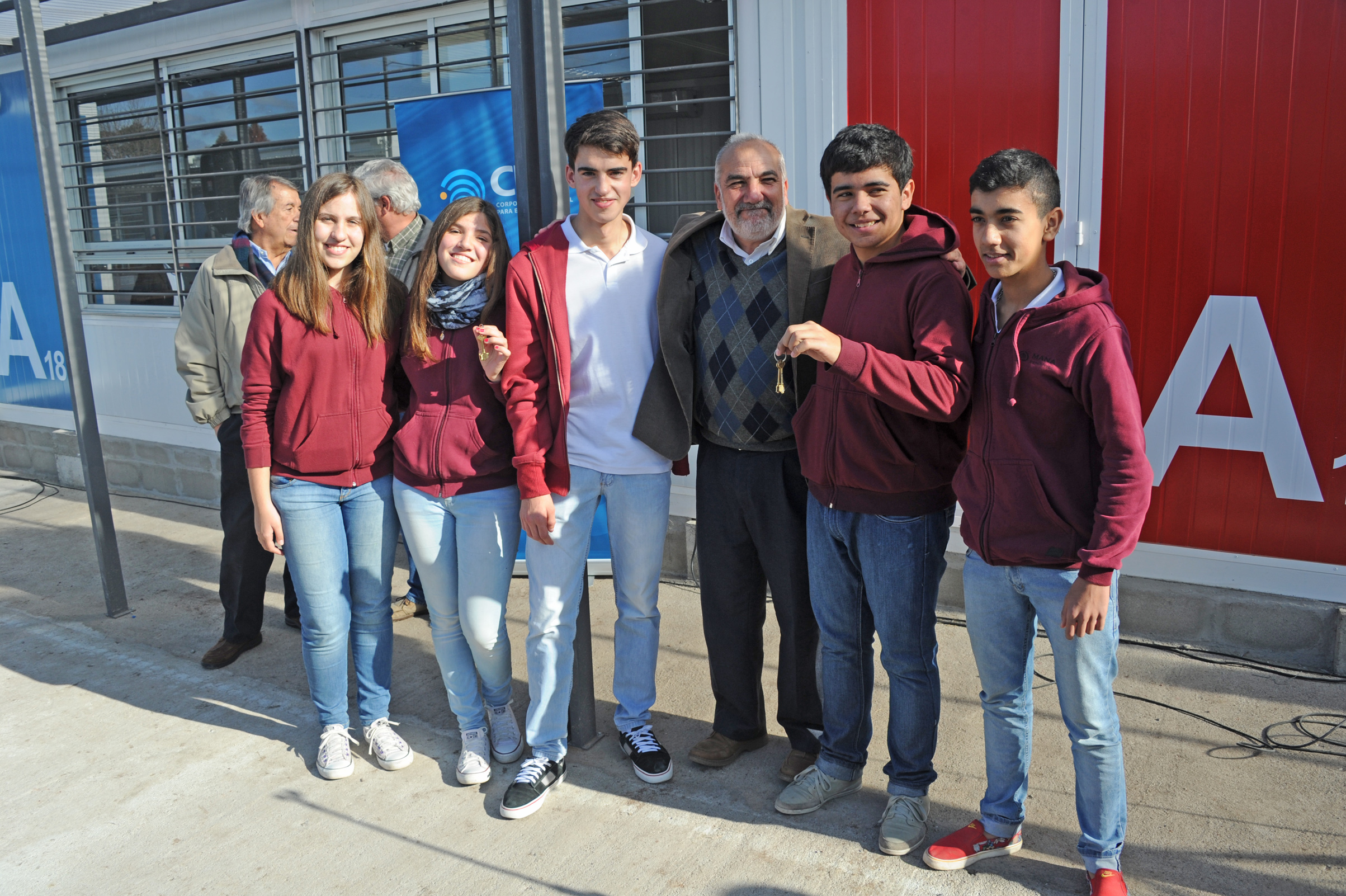 Alumnos de los liceos de Dolores, junto a Wilson Netto, recibiendo las simbólicas llaves de sus aulas
