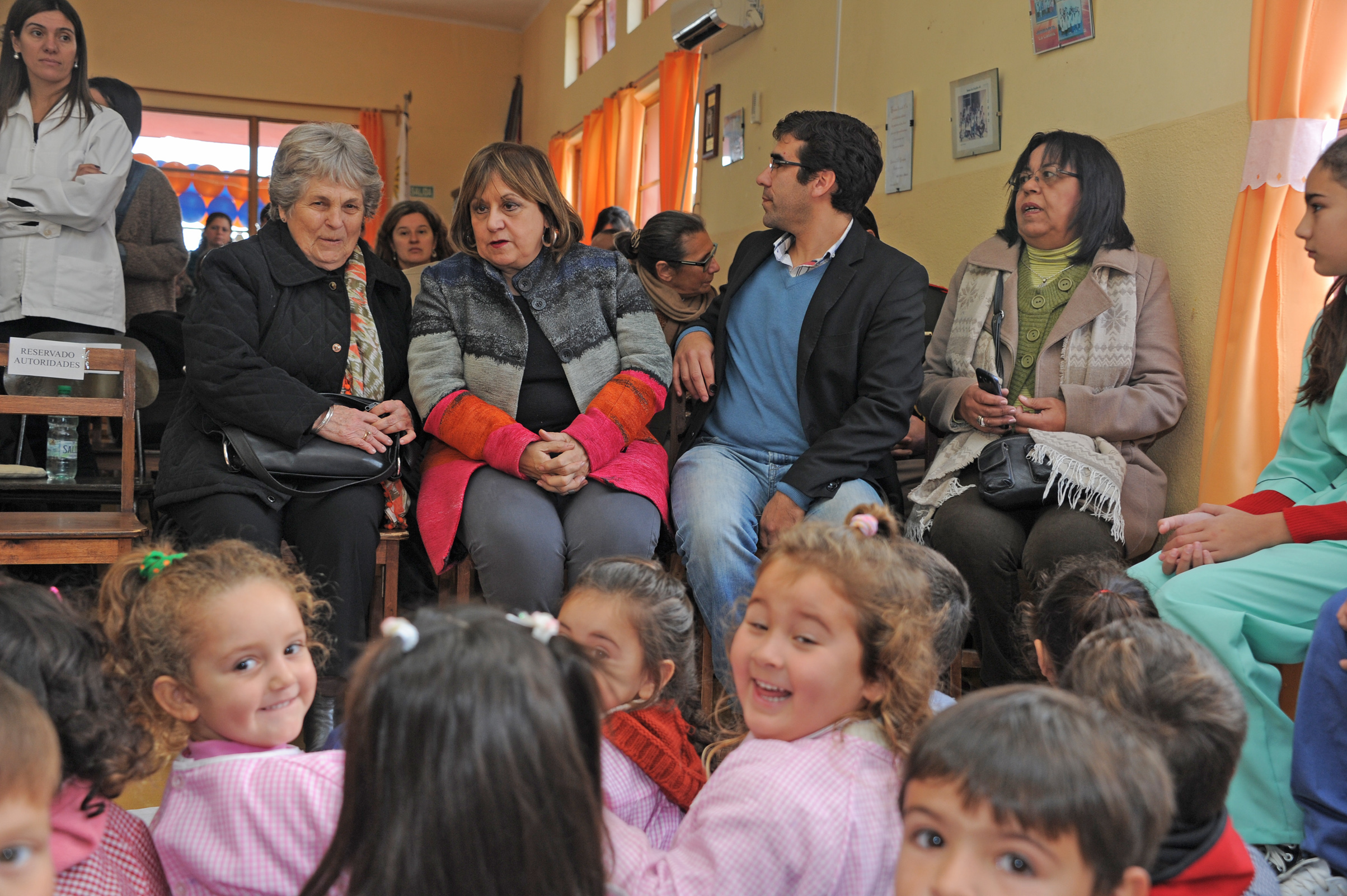 Escolares y autoridades durante la actividad educativa y recreativa del Programa Salud Bucal